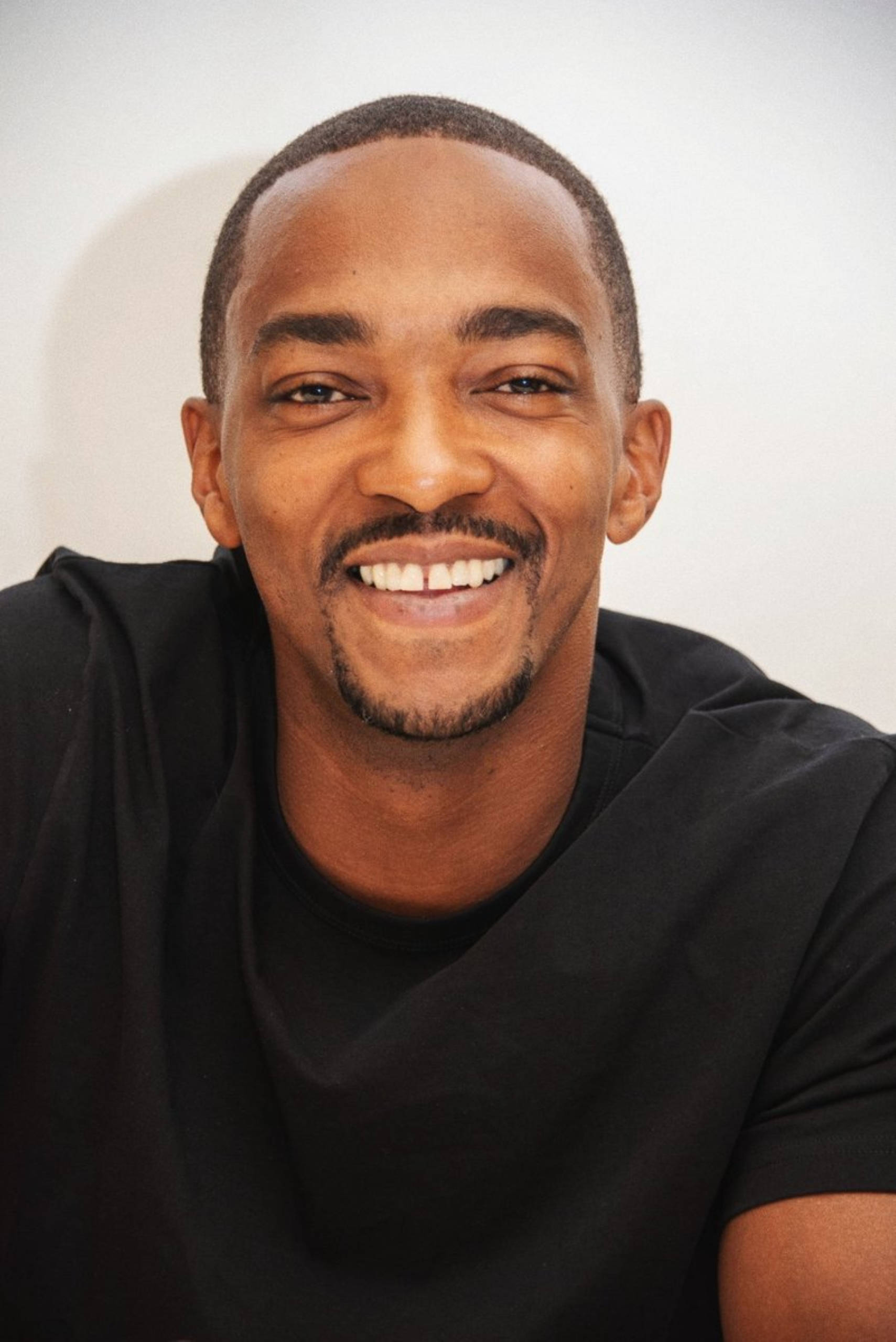 Anthony Mackie, black t-shirt, neatly trimmed beard, 2K Phone Wallpaper