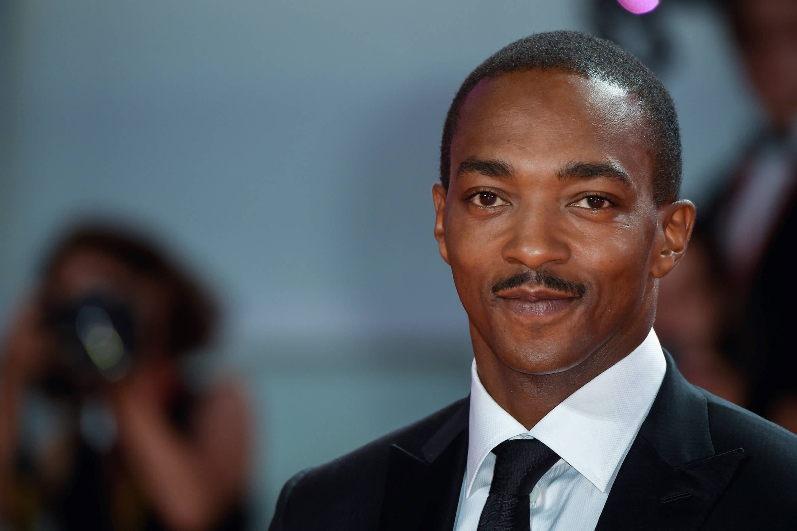 Anthony Mackie, black suit, tie, 2K Desktop Wallpaper