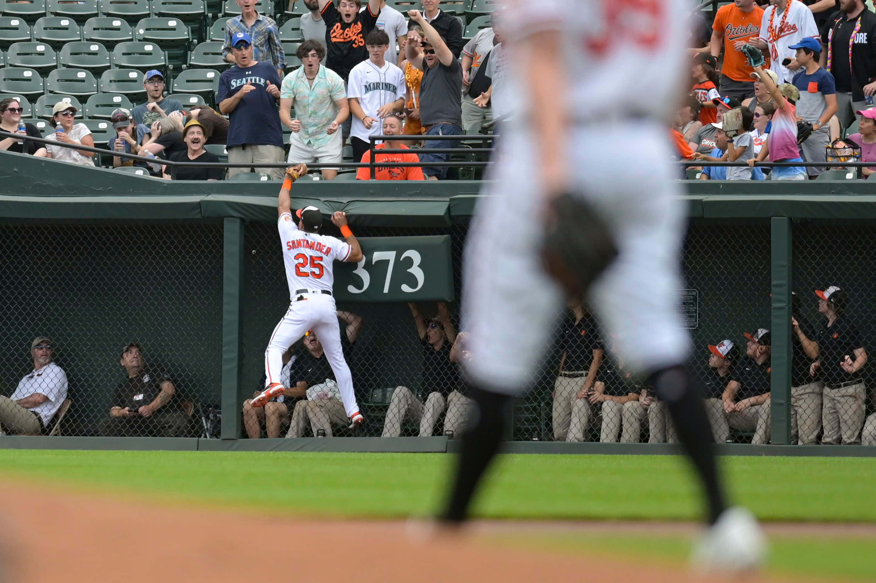 Anthony Santander, white uniform, outfield wall, 2K Desktop Wallpaper