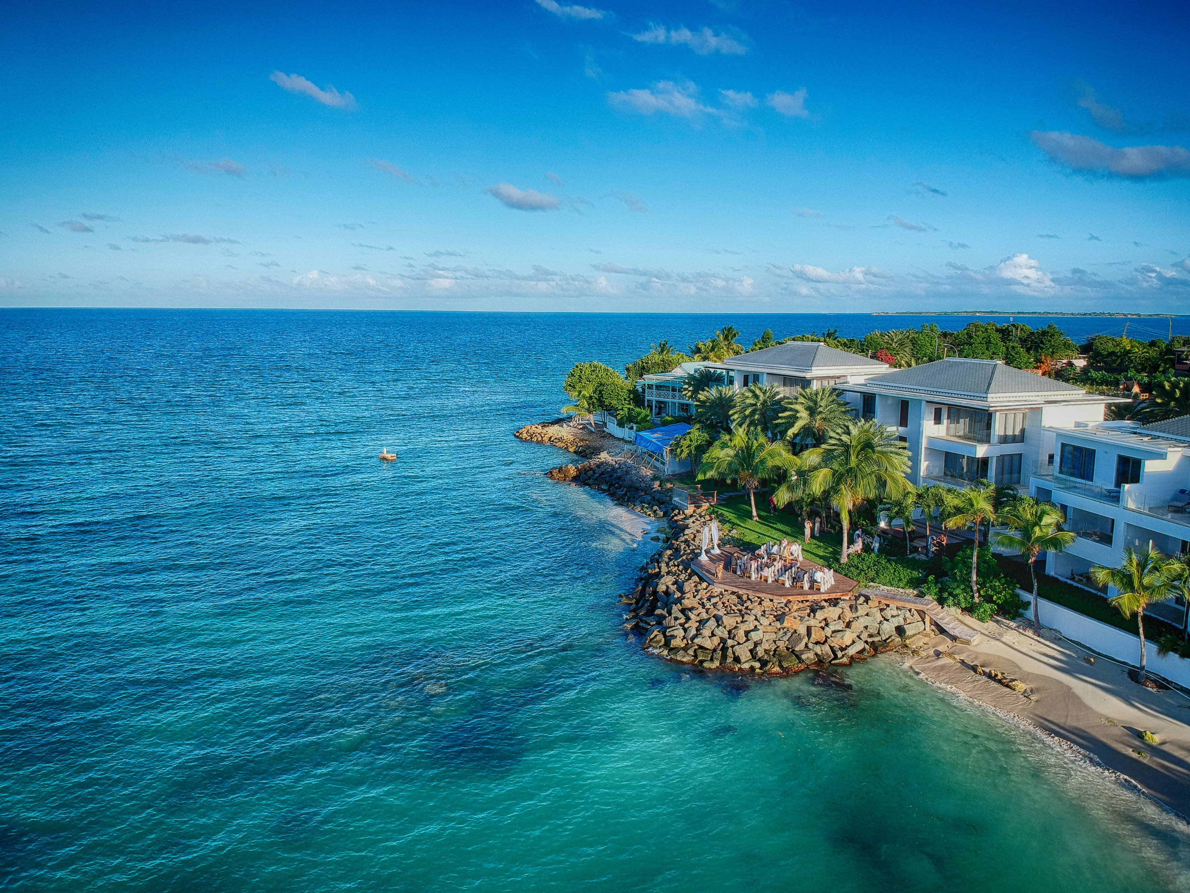 Antigua And Barbuda, luxury beachfront homes, palm trees, 4K Desktop Wallpaper