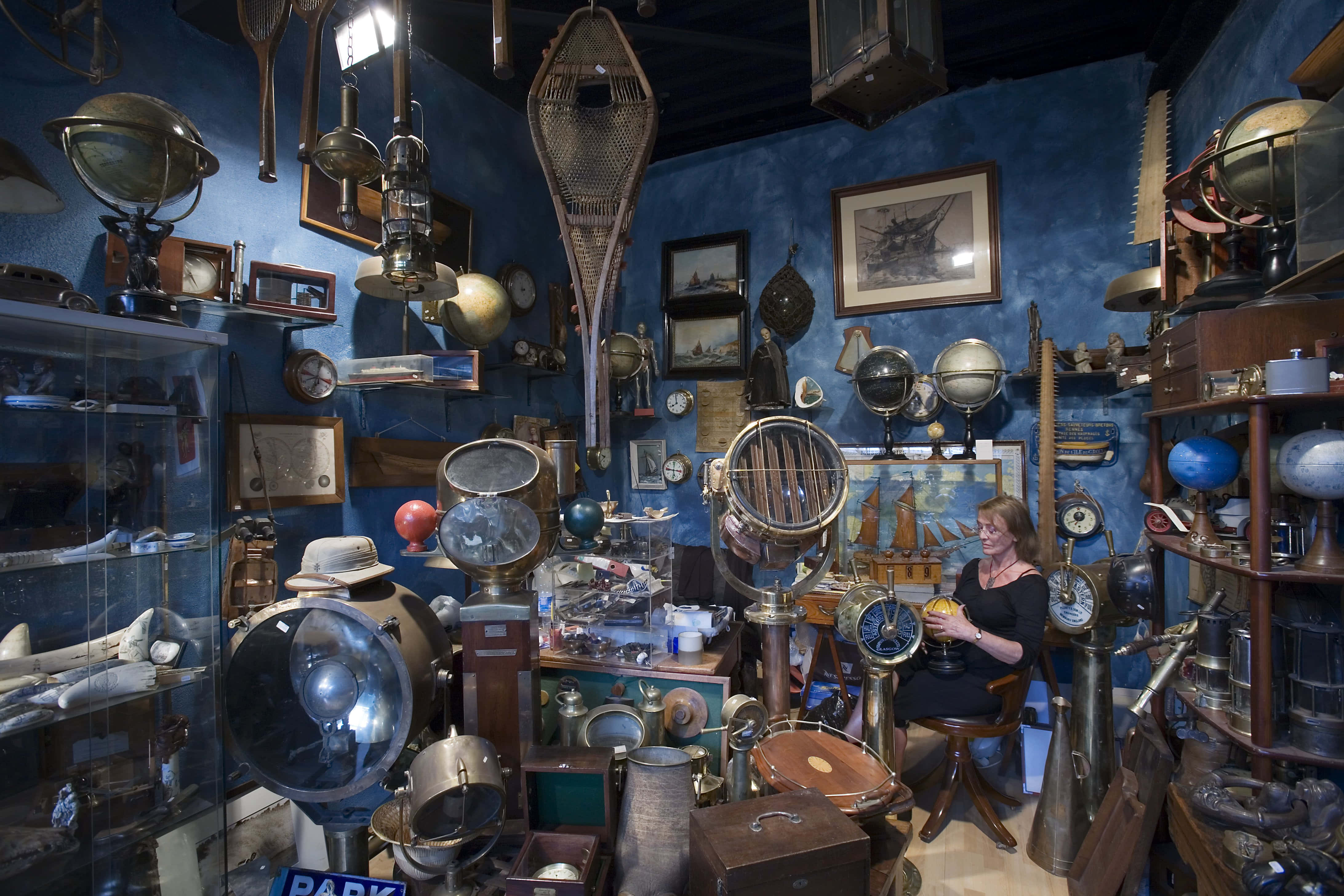 Aisles of Antiques, globes, lamps, 4K Desktop Wallpaper