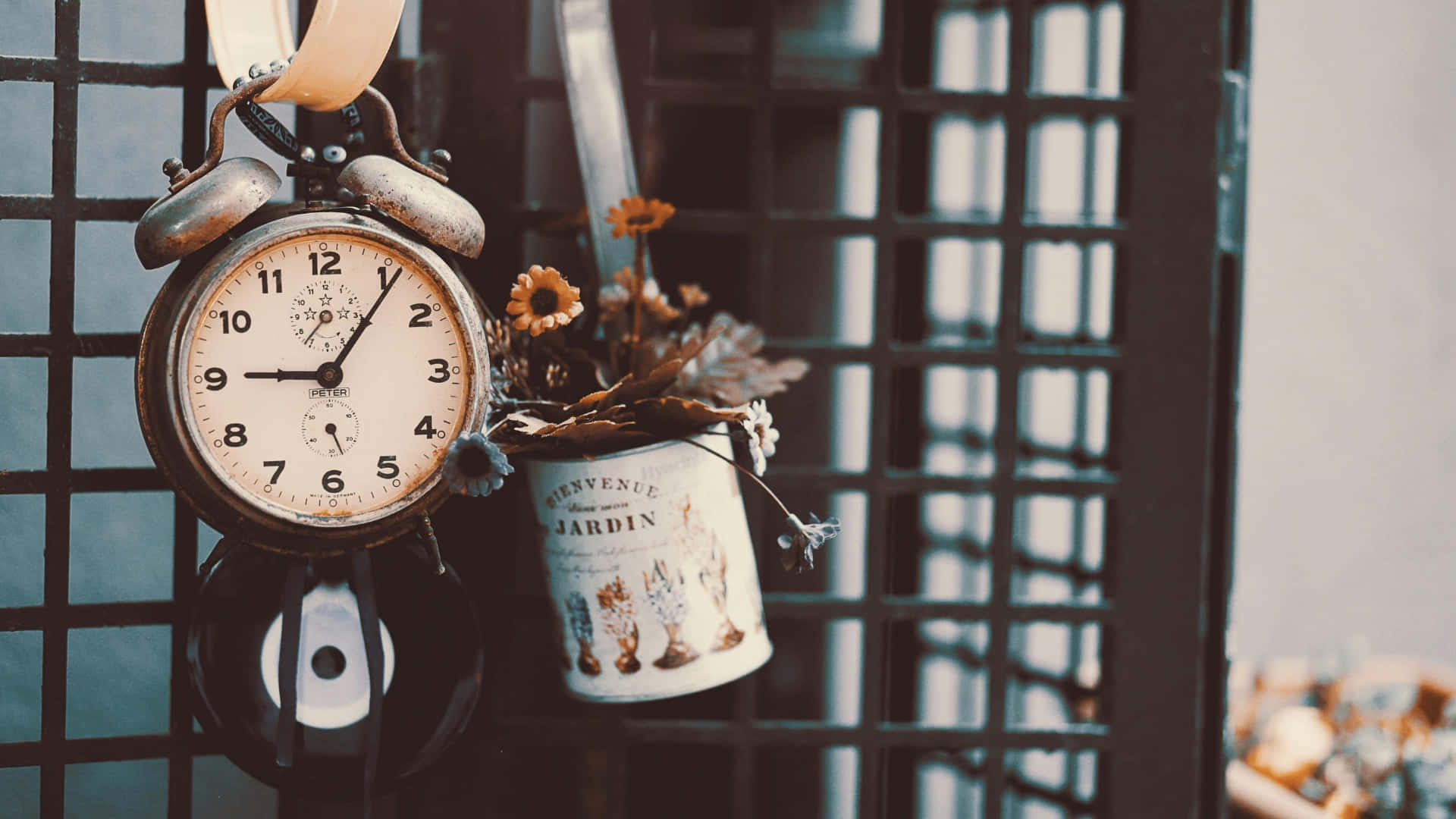 vintage alarm clock, ceramic vase, dried flowers, Full HD Desktop Wallpaper