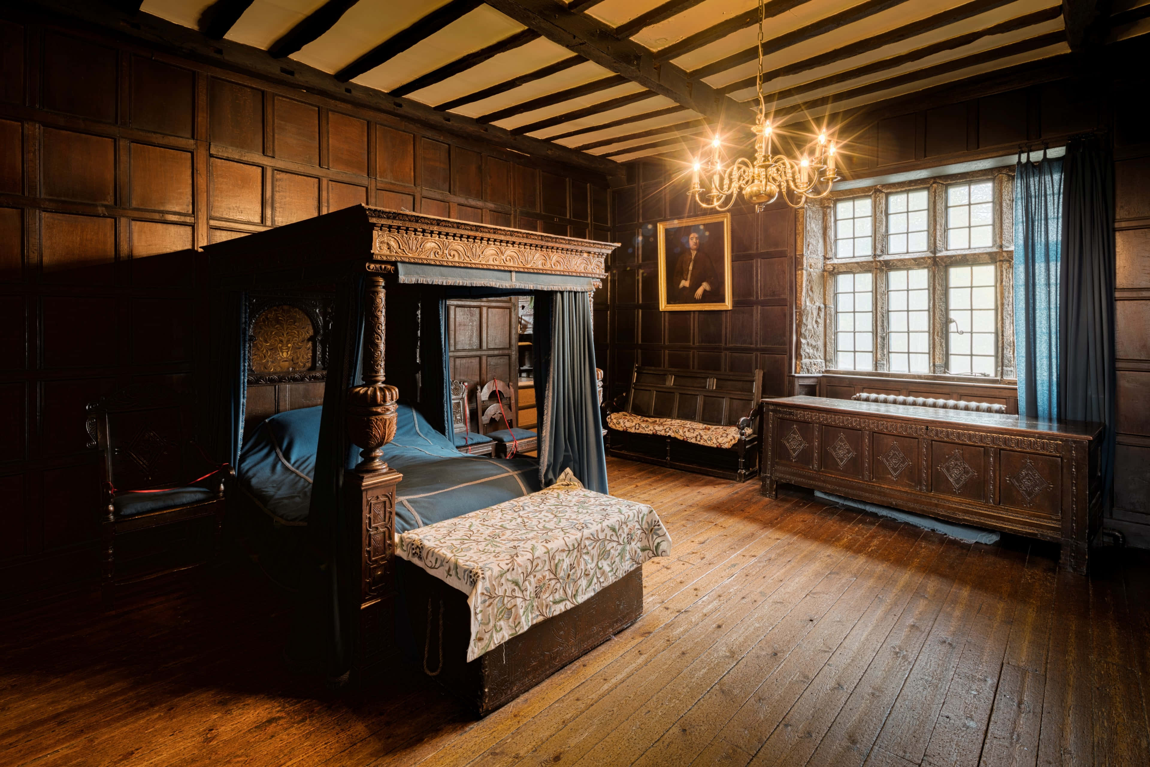 Tudor-style bedroom, four-poster bed, wooden beams, 4K Desktop Wallpaper