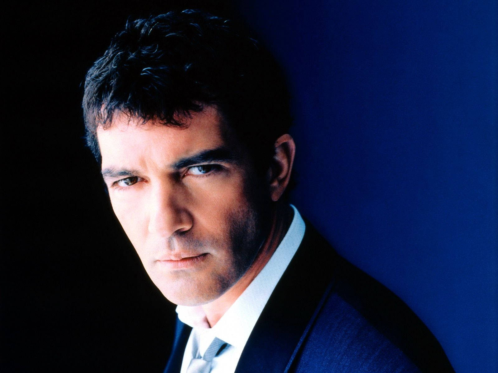 Antonio Banderas, dark suit, stark blue and black background, HD Desktop Wallpaper