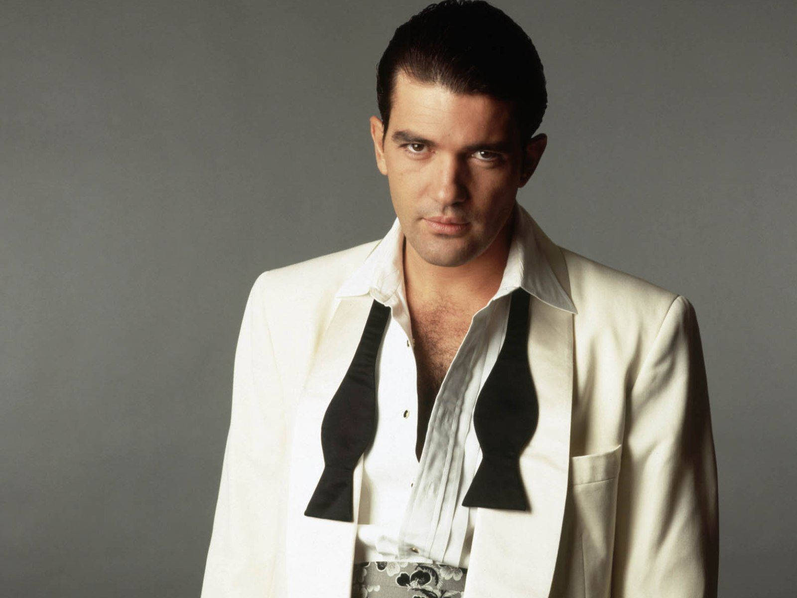 Antonio Banderas, white suit, black lapels, HD Desktop Wallpaper
