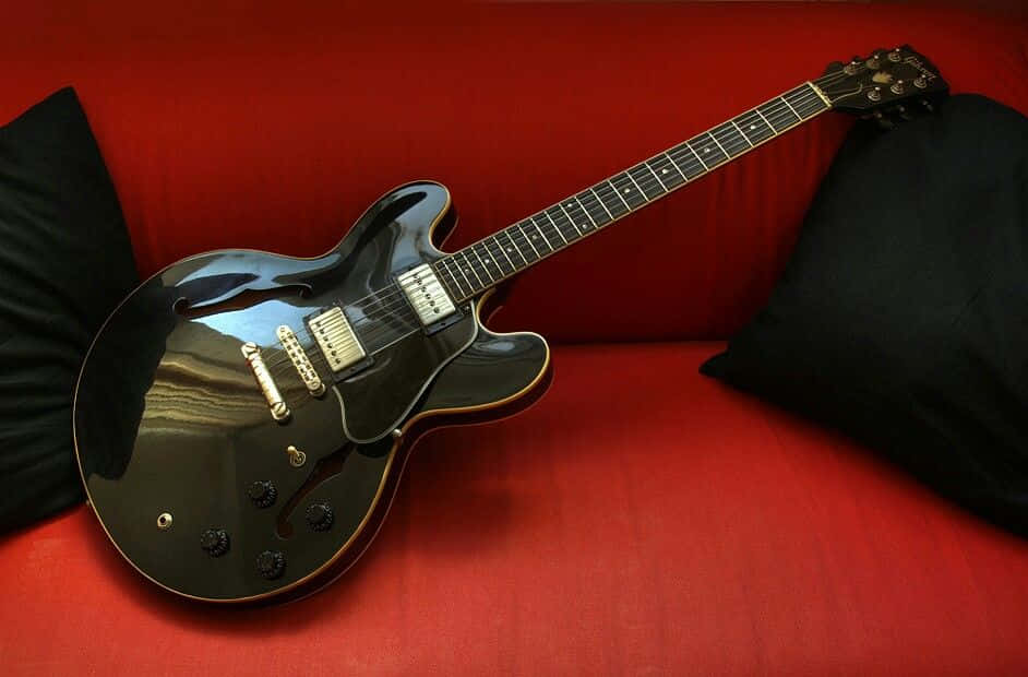 Gibson 335, glossy black, vibrant red sofa, SD Desktop Wallpaper