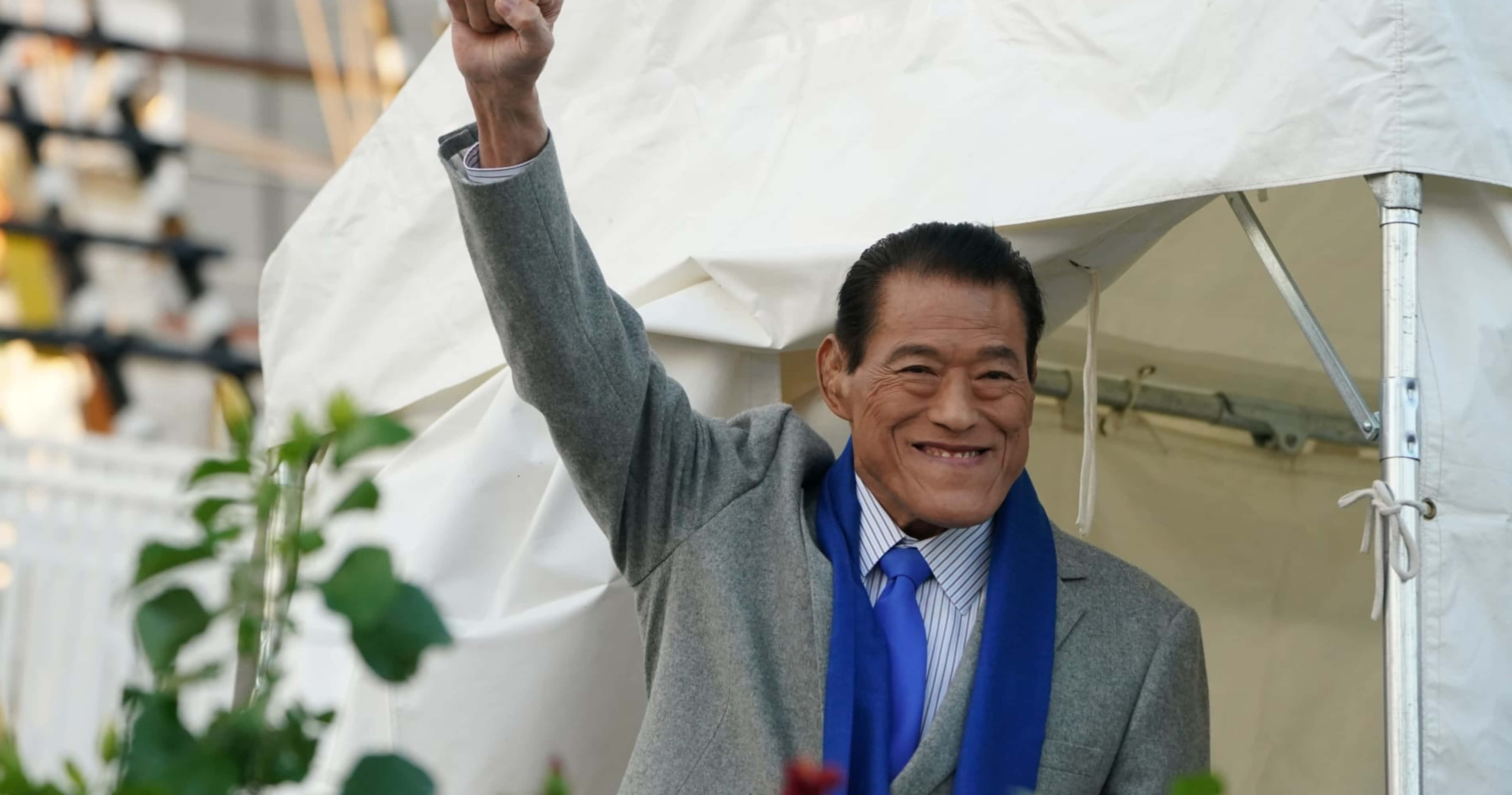 Antonio Inoki, gray suit, blue tie, 2K Desktop Wallpaper