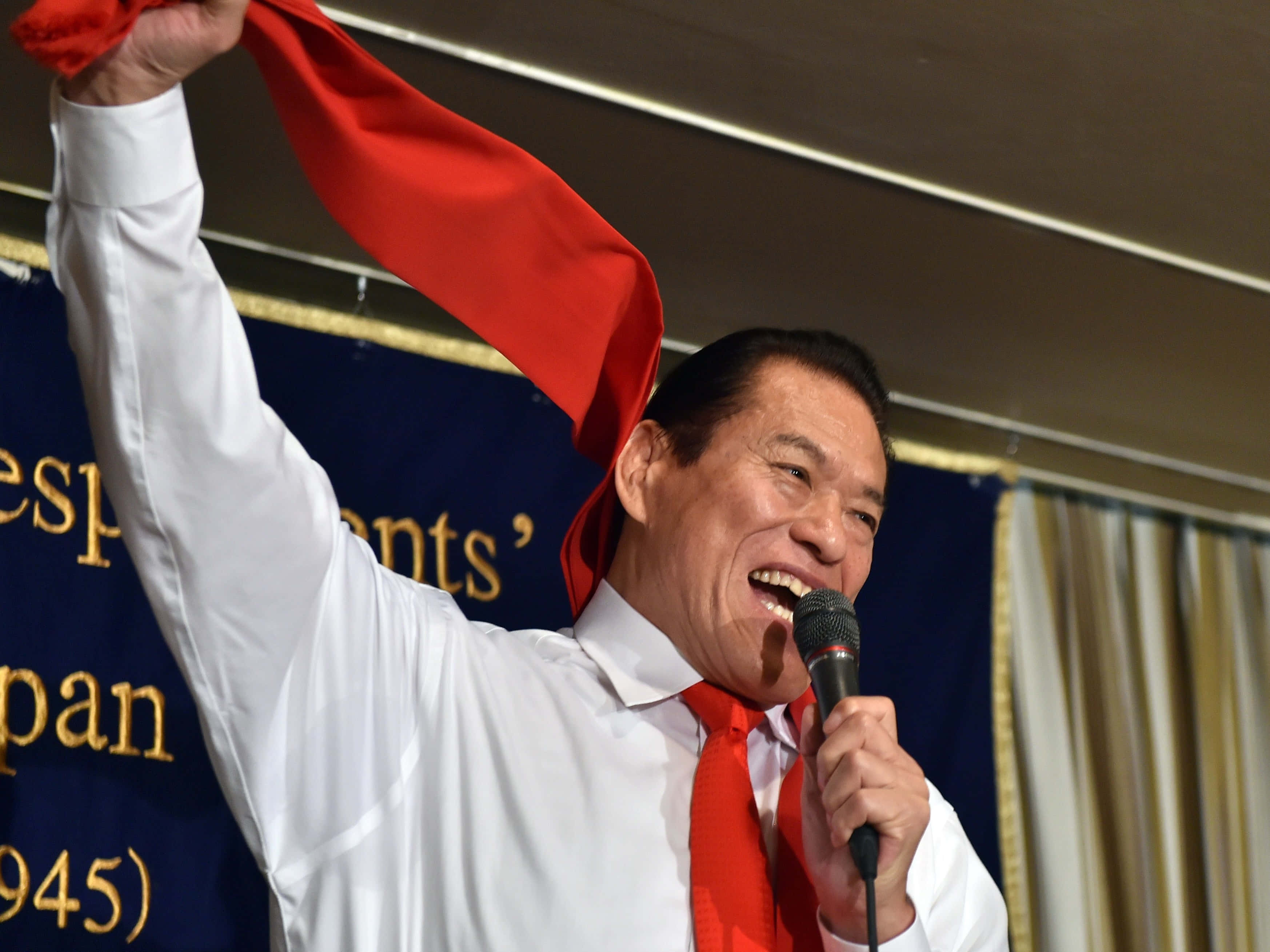 Antonio Inoki, red scarf, white shirt, 2K Desktop Wallpaper