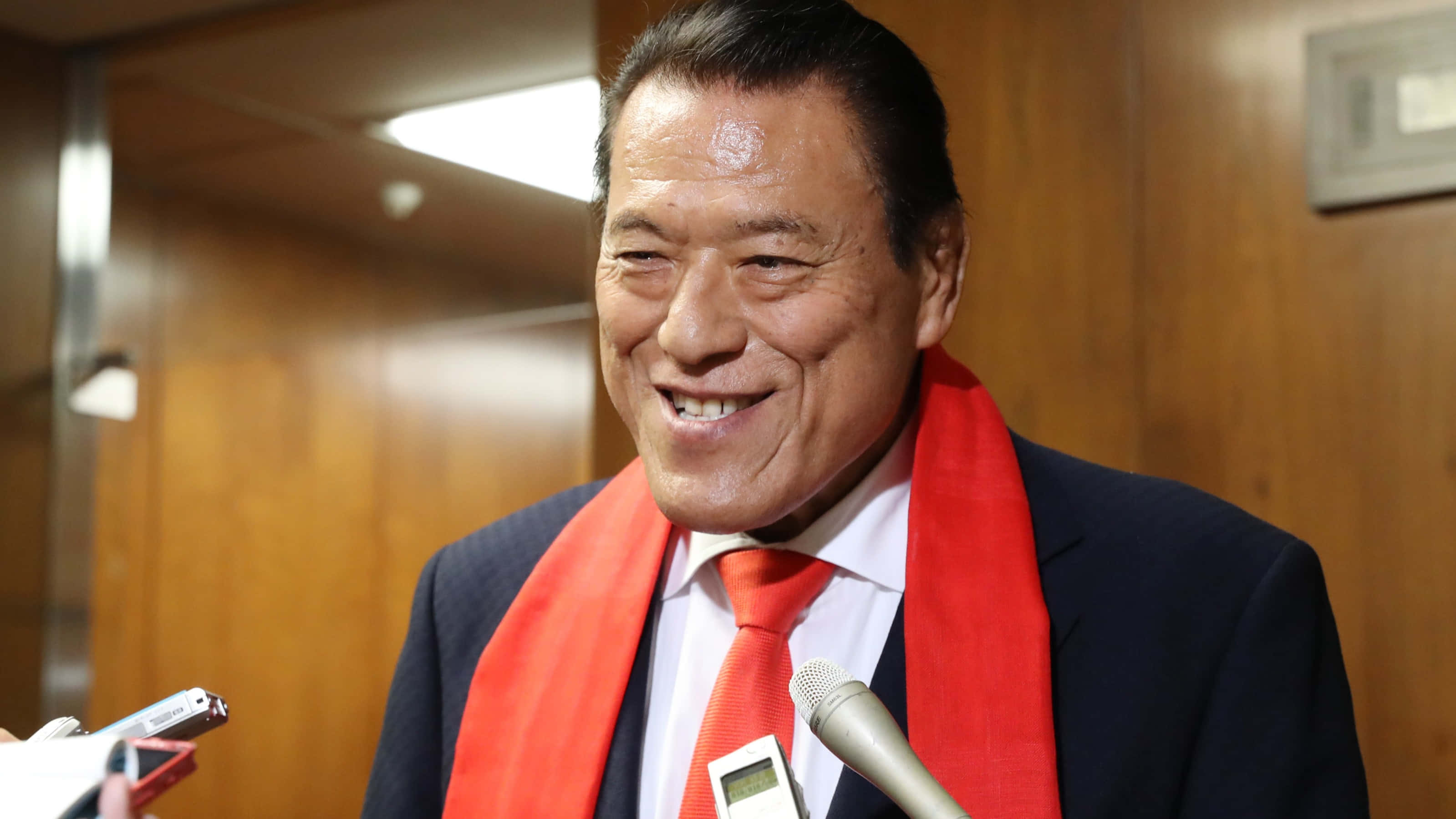 Antonio Inoki, media conference, suit, 2K Desktop Wallpaper