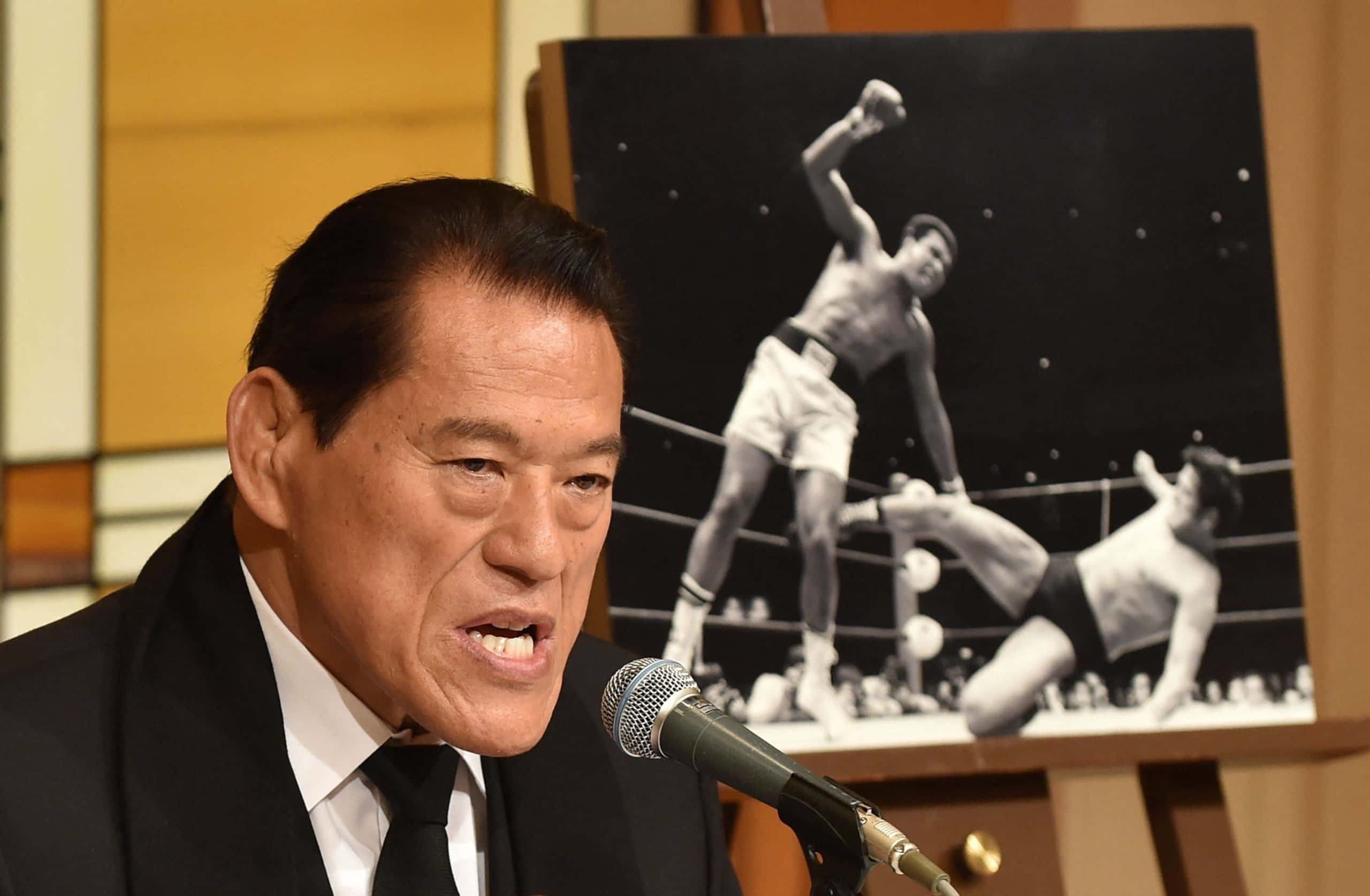 Antonio Inoki, suit, microphone, 2K Desktop Wallpaper