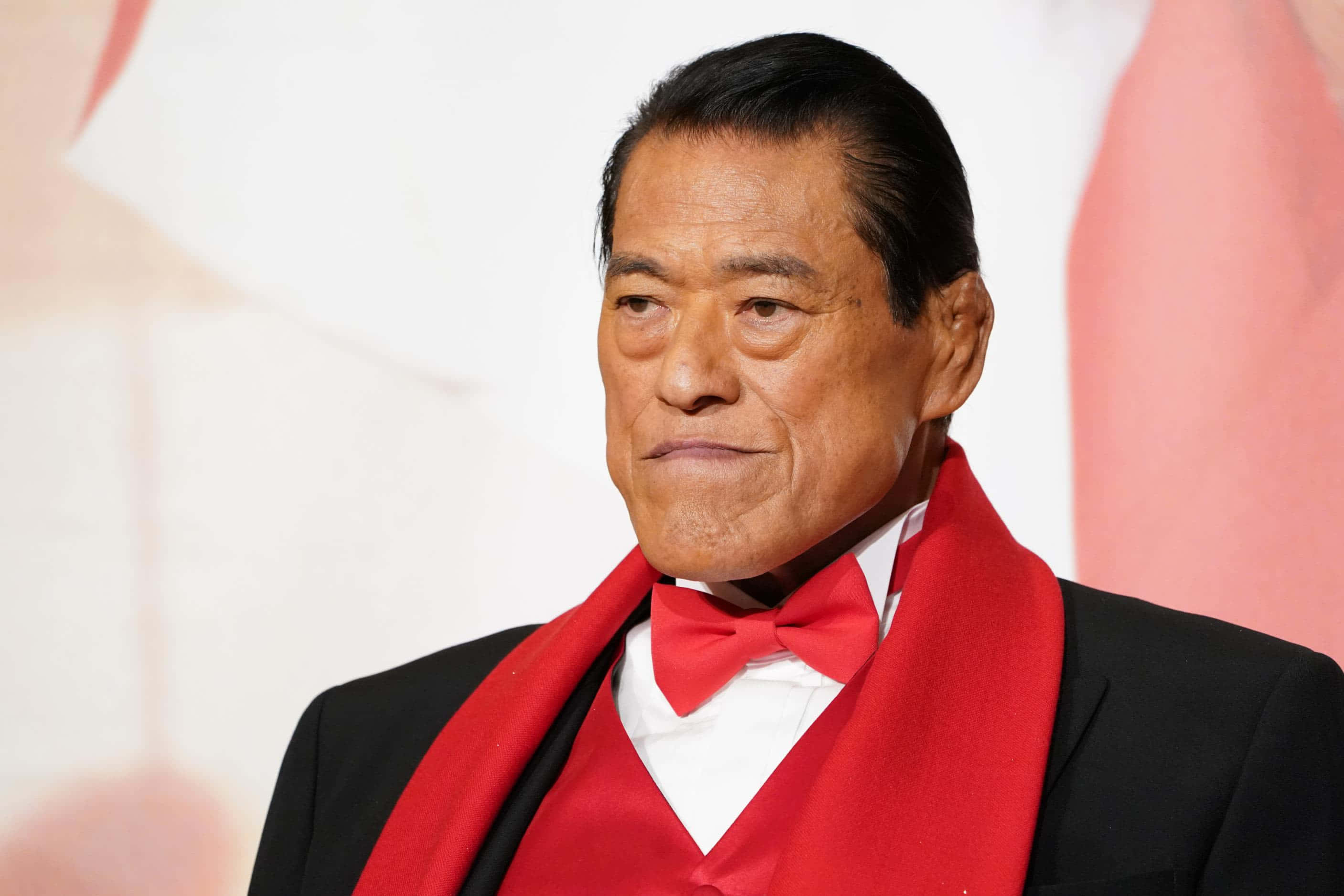 Antonio Inoki, red bow tie, black suit, 2K Desktop Wallpaper