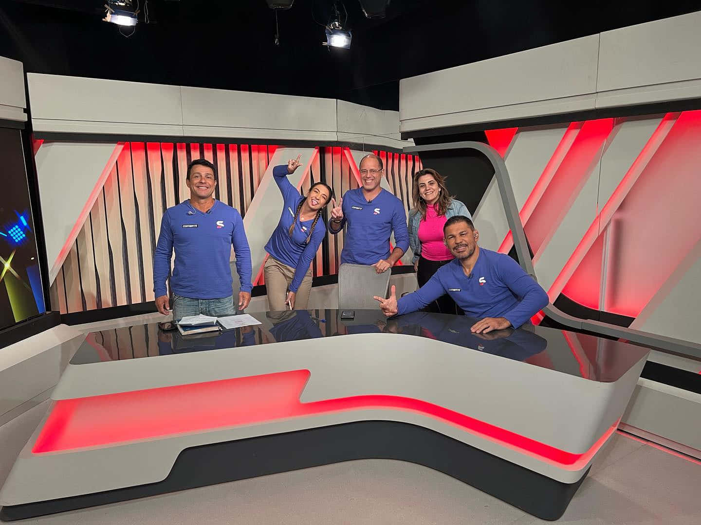 Antônio Rodrigo Nogueira, blue shirts, sleek modern news desk, HD Desktop Wallpaper