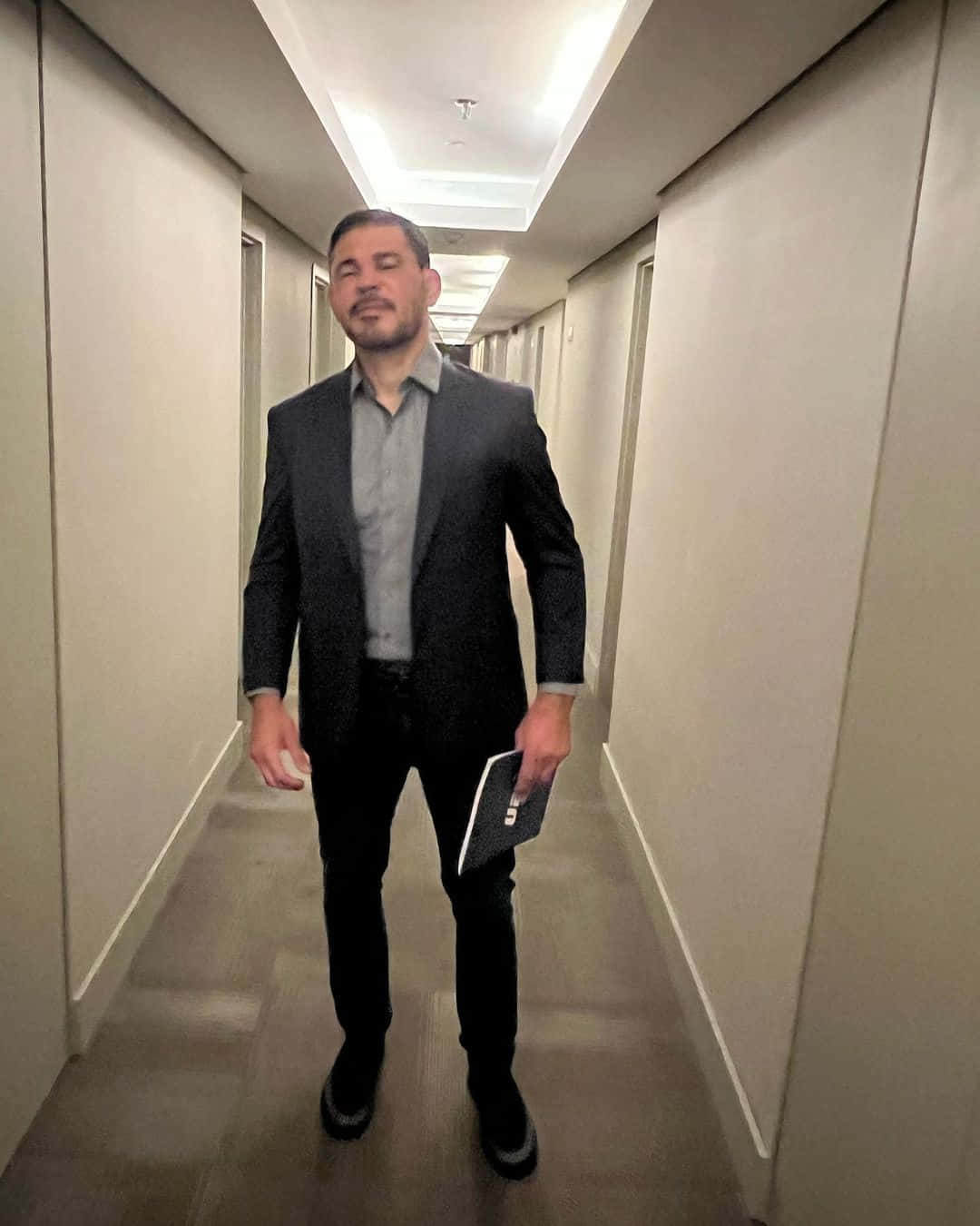 Antônio Rodrigo Nogueira, dark suit, modern hotel hallway, HD Phone Wallpaper