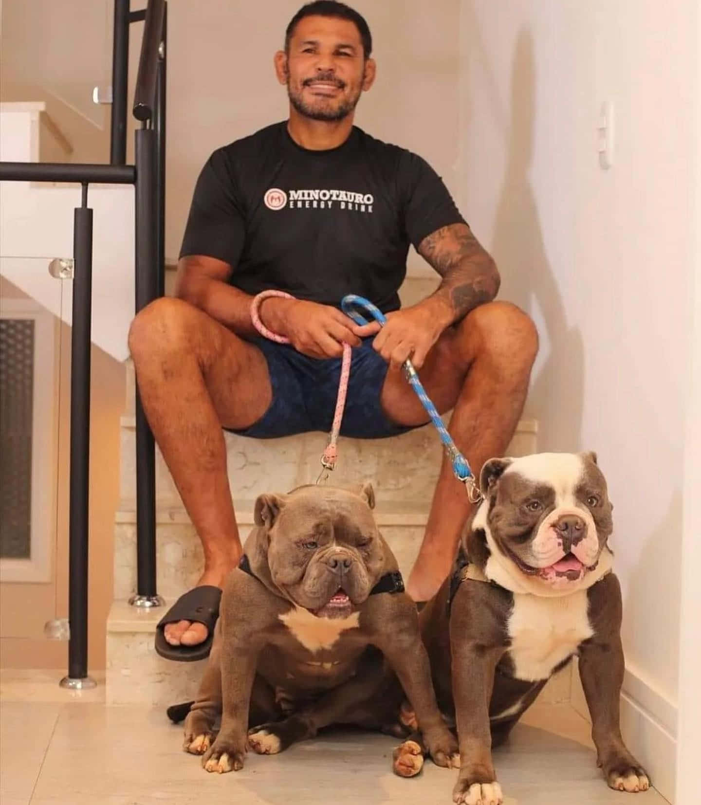 Antônio Rodrigo Nogueira, black tshirt, staircase, HD Phone Wallpaper