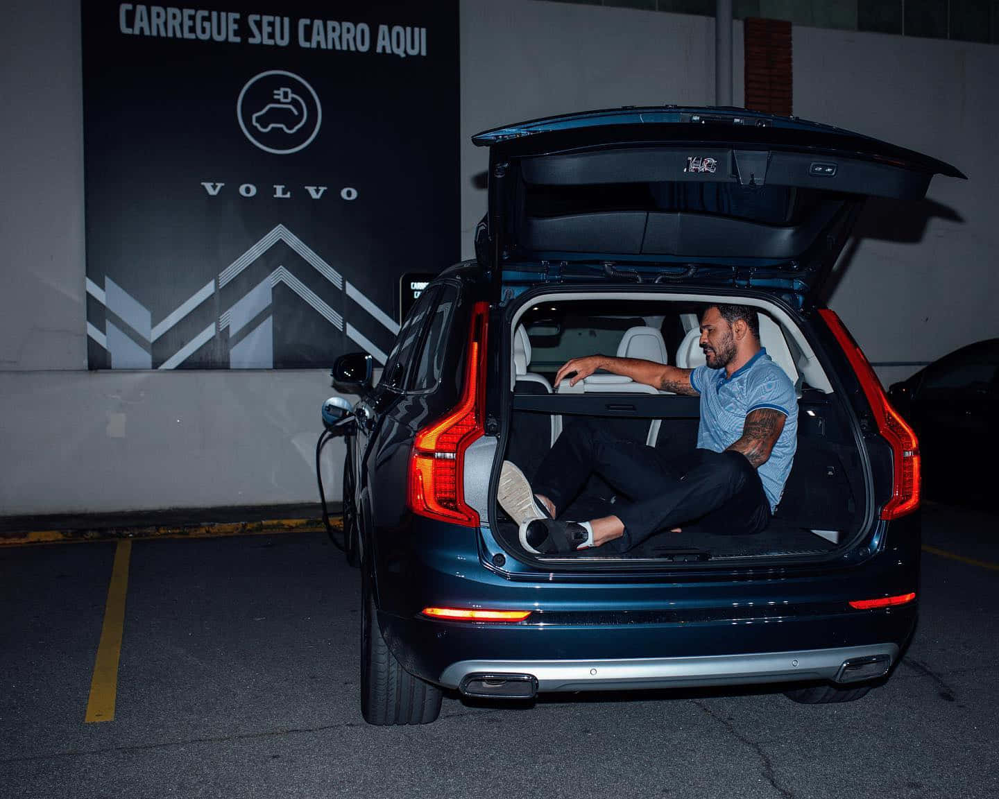 Antônio Rodrigo Nogueira, dark blue Volvo SUV, branded charging station, HD Desktop Wallpaper