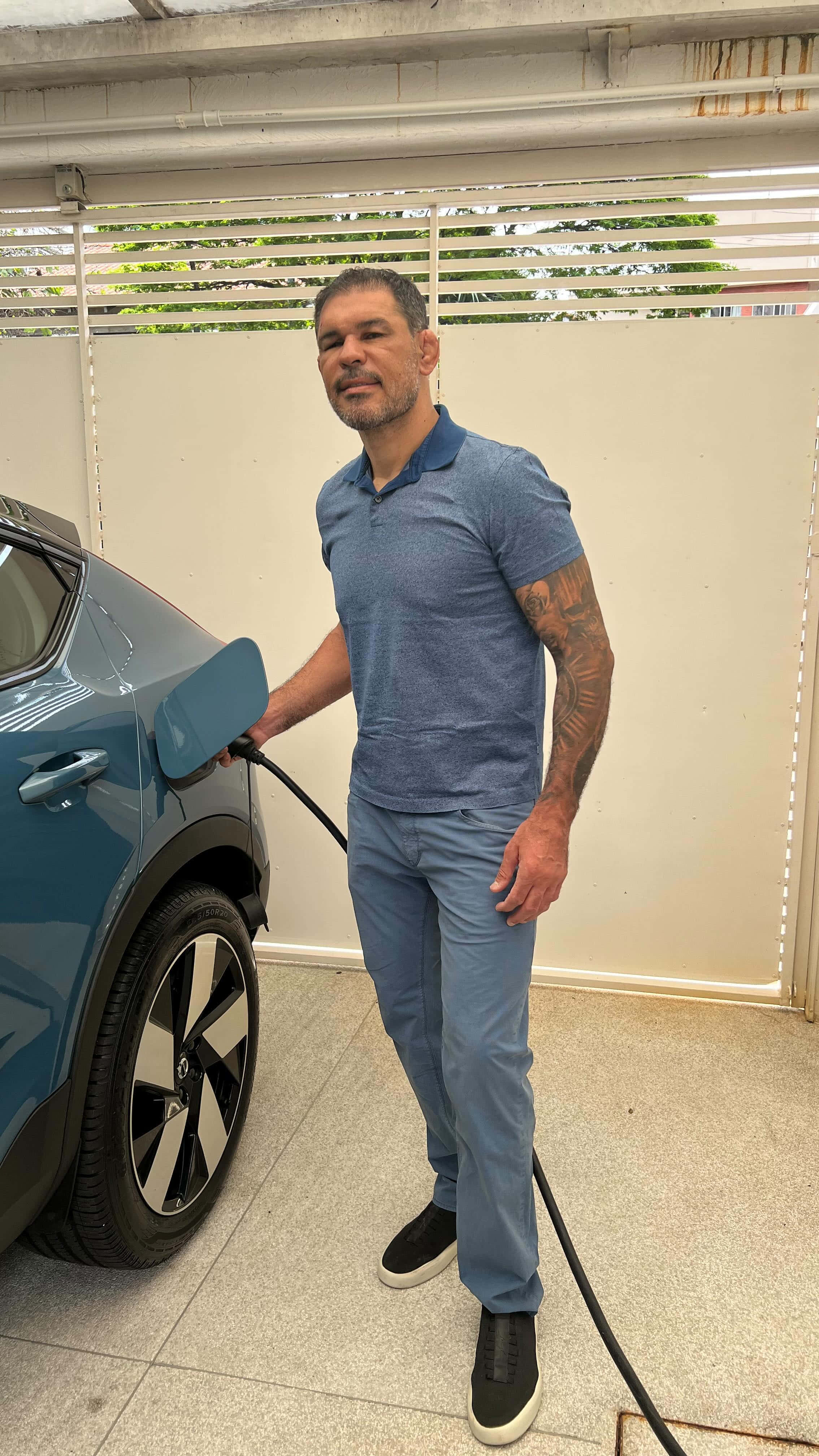 Antônio Rodrigo Nogueira, charging EV, covered patio, 4K Phone Wallpaper