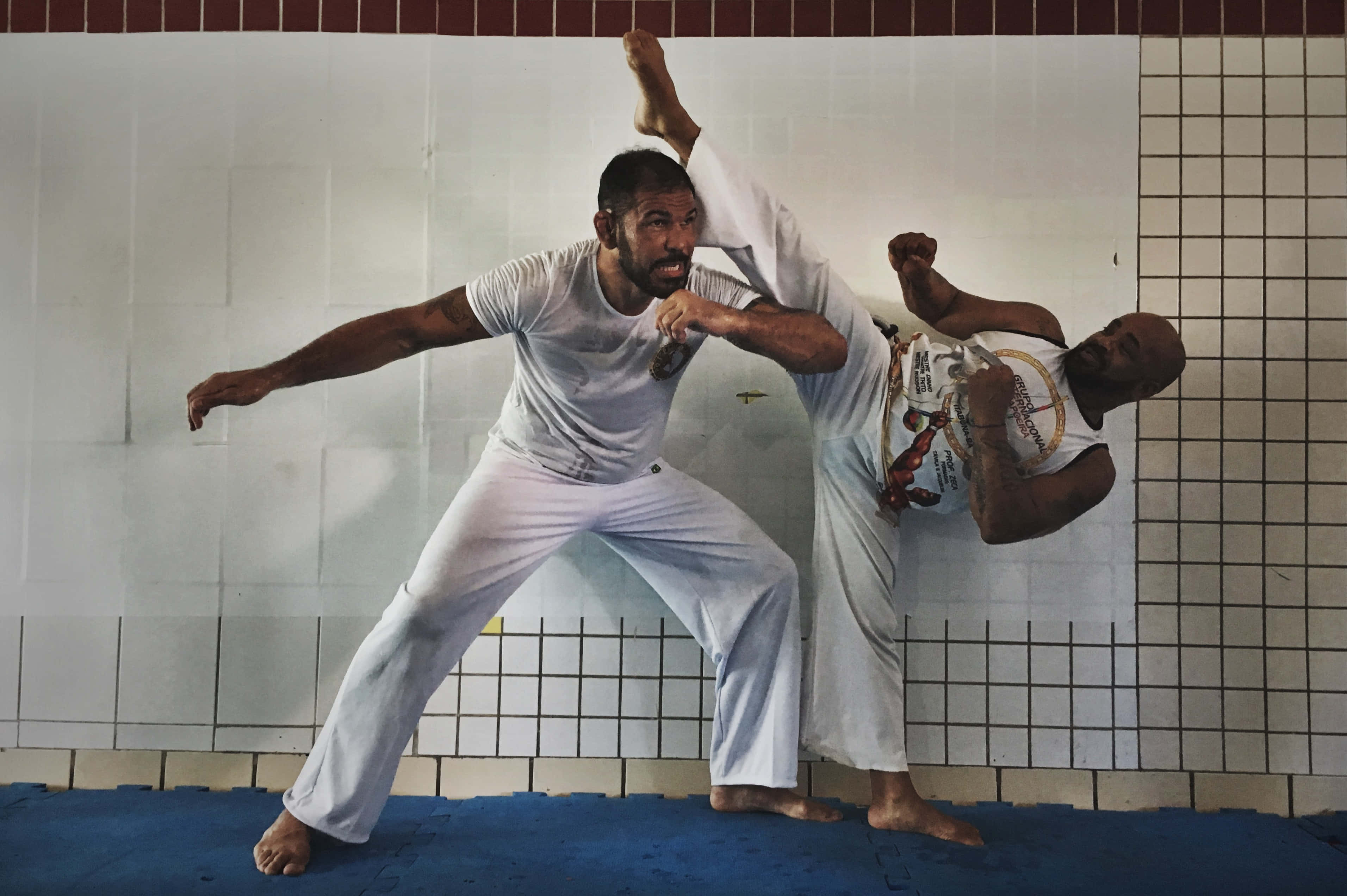 Antonio Rogerio Nogueira, capoeira move, white gi, 2K Desktop Wallpaper