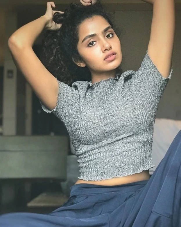 Anupama Parameswaran, textured gray crop top, blue pants, SD Phone Wallpaper
