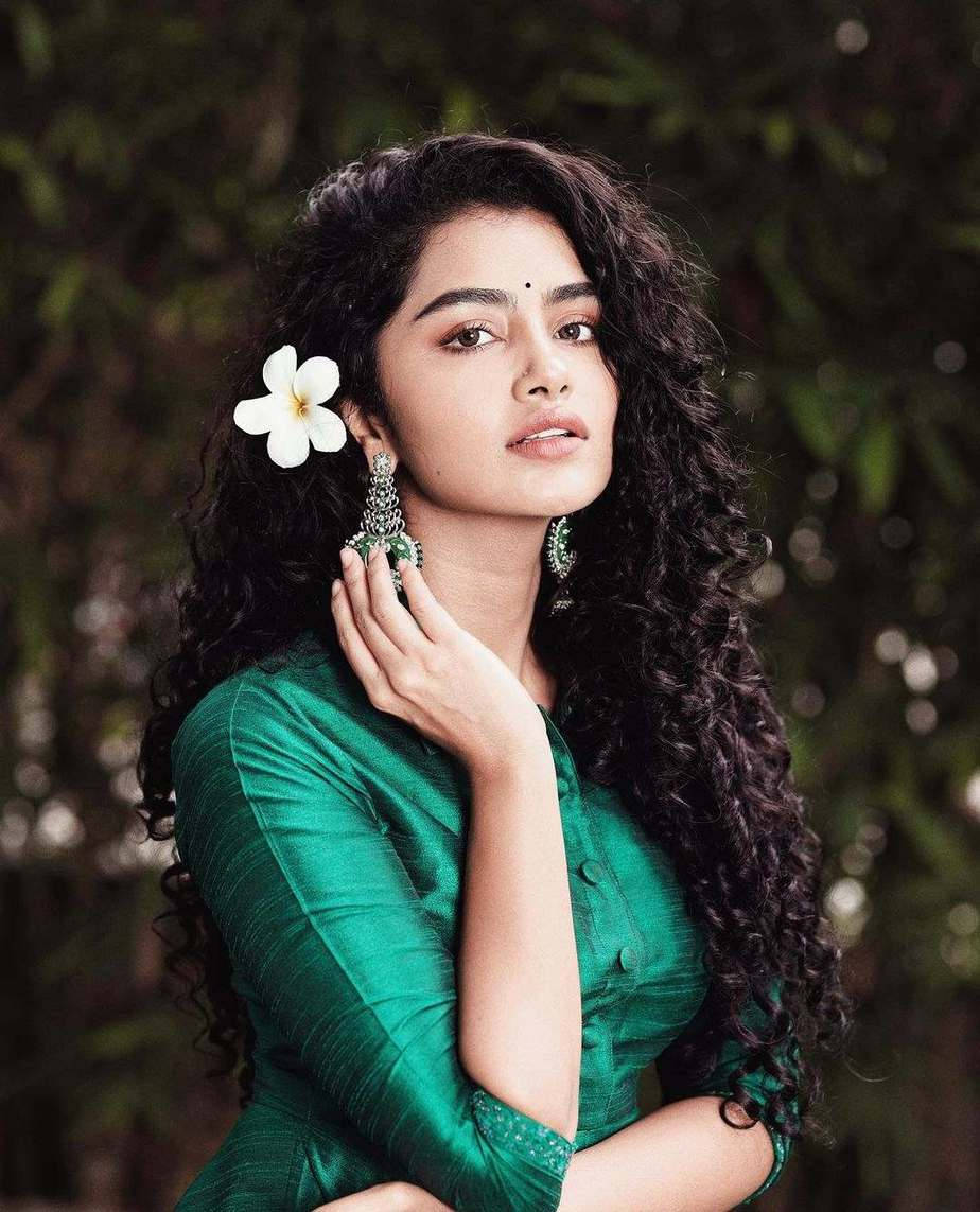 Anupama Parameswaran, blue-green dress, long dark curls, SD Phone Wallpaper