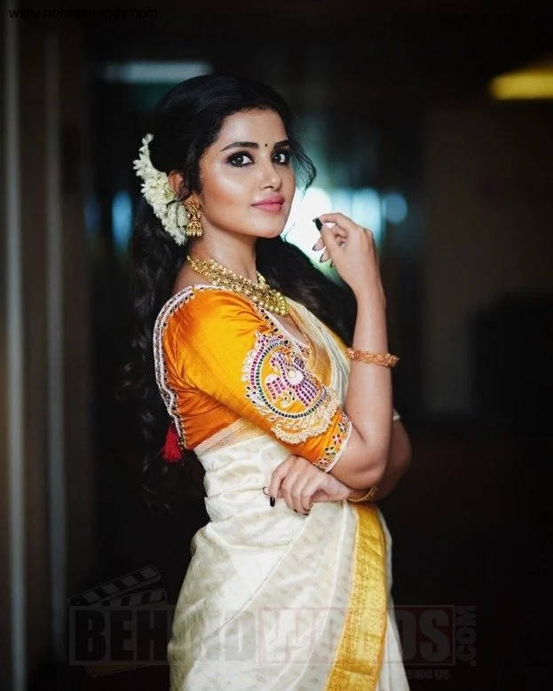 Anupama Parameswaran, orange cultural dress, vibrant orange and cream saree, SD Phone Wallpaper