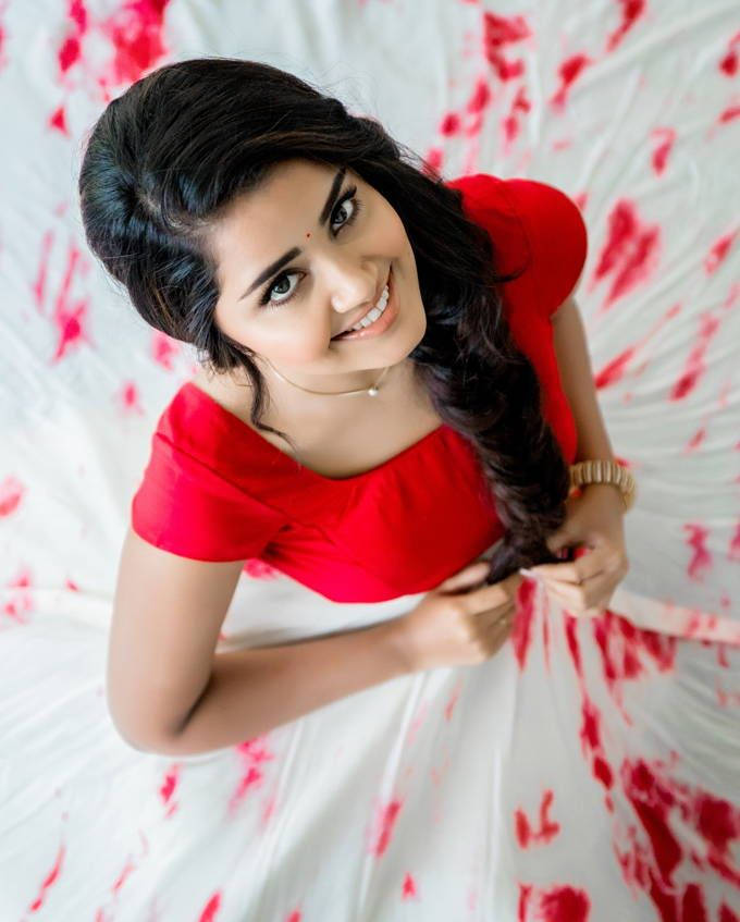 Anupama Parameswaran, red blouse, white fabric backdrop, SD Phone Wallpaper