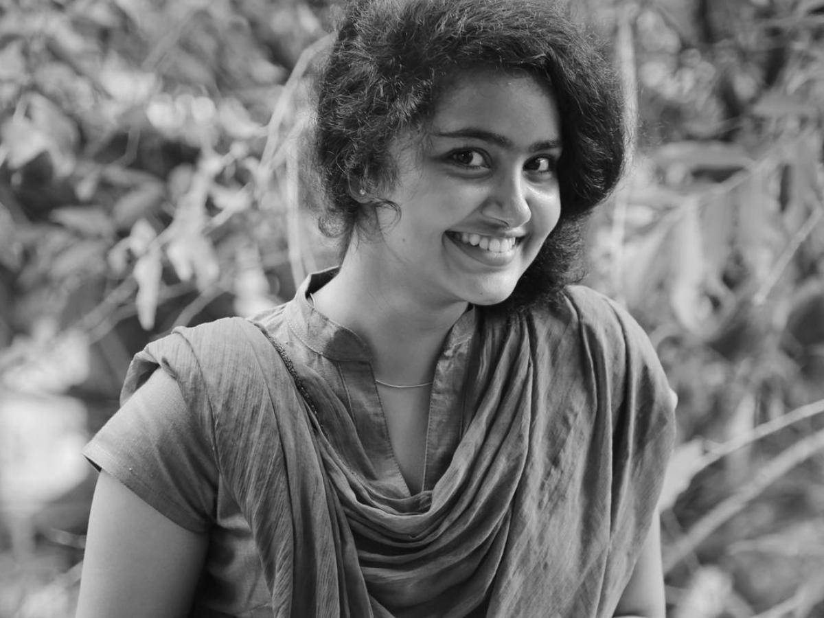 Anupama Parameswaran, black and white, curly hair, SD Desktop Wallpaper