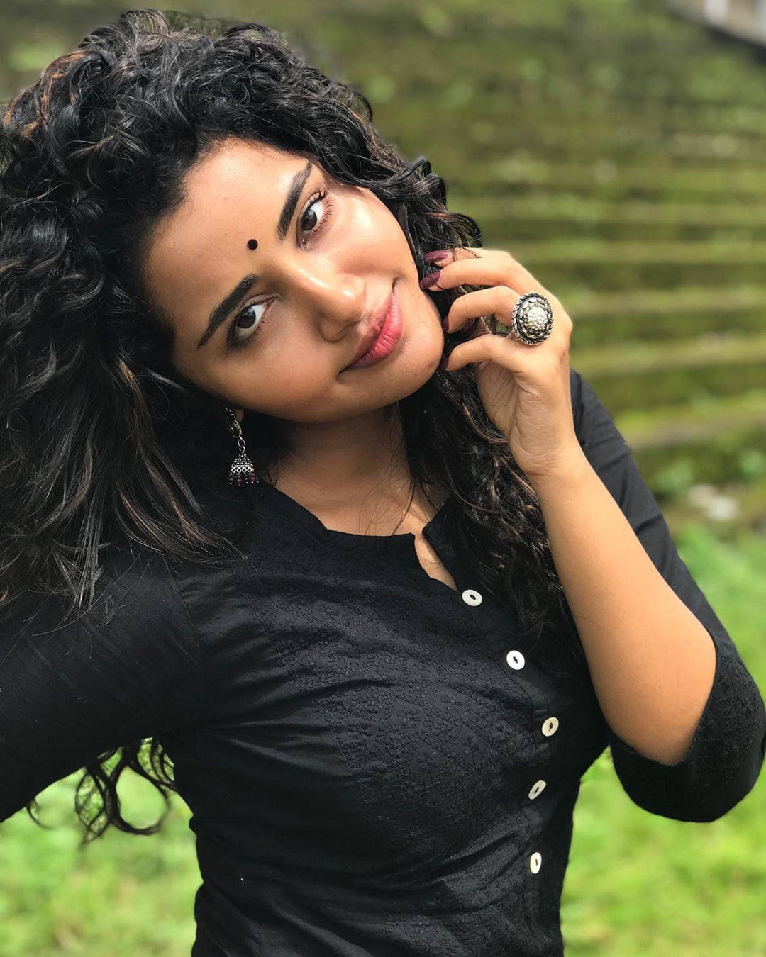 Anupama Parameswaran, black blouse, bindi, HD Phone Wallpaper
