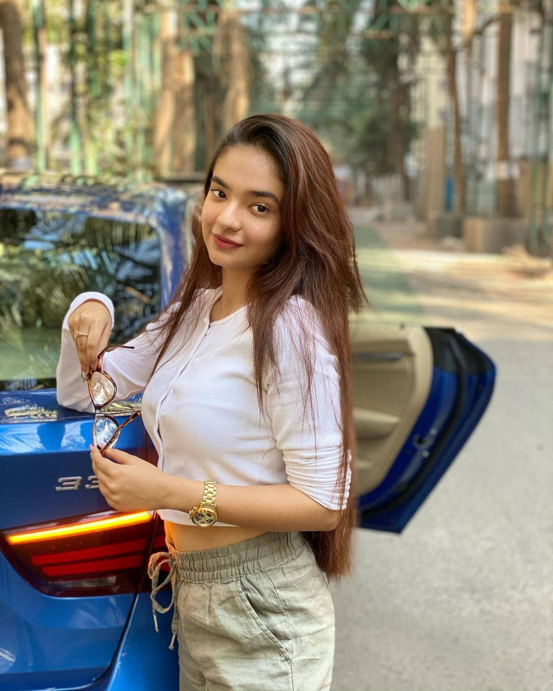 Anushka Sen, blue car, long brown hair, HD Phone Wallpaper