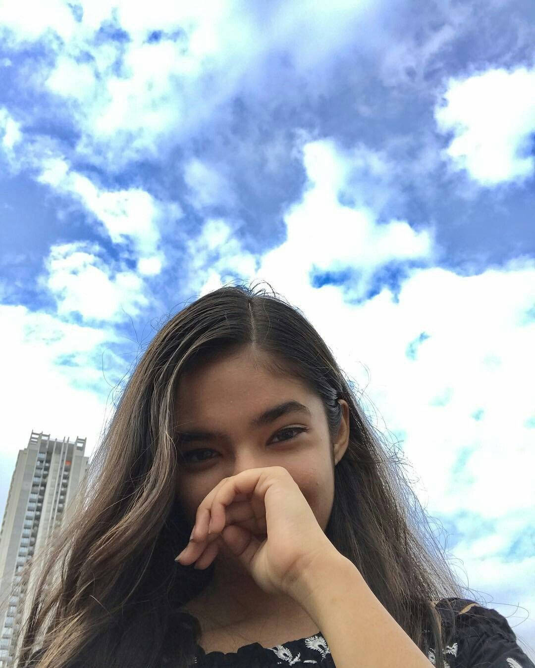 Anushka Sen, blue sky, fluffy white clouds, HD Phone Wallpaper