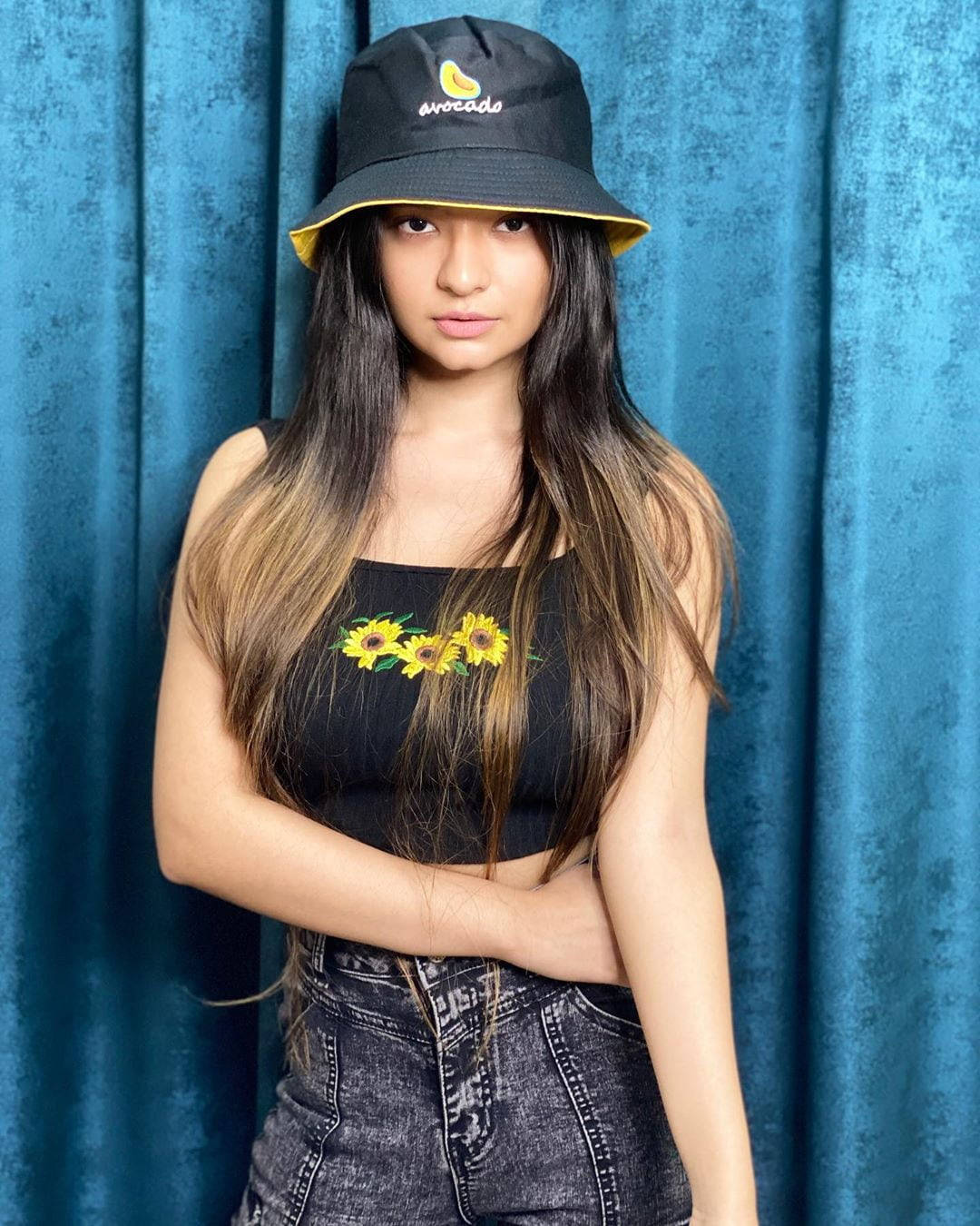 Anushka Sen, black bucket hat, sunflower top, HD Phone Wallpaper