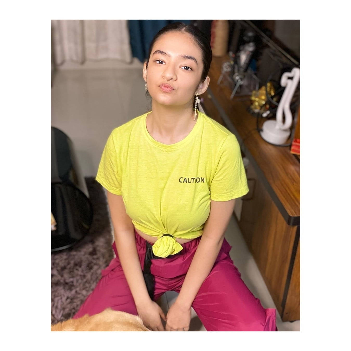 Anushka Sen, vibrant yellow blouse, cropped tee, HD Desktop Wallpaper