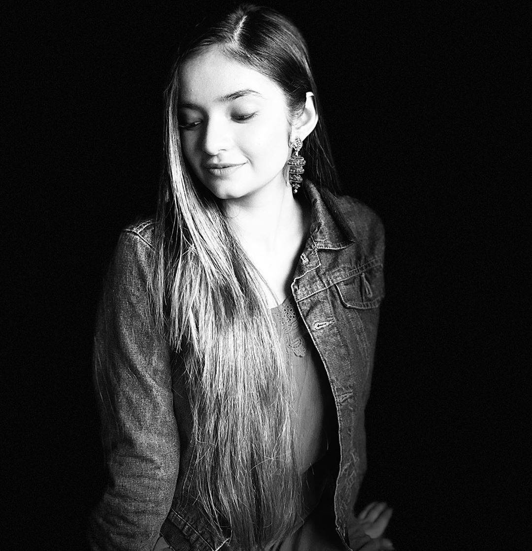 Anushka Sen, monochrome, black and white portrait, SD Phone Wallpaper