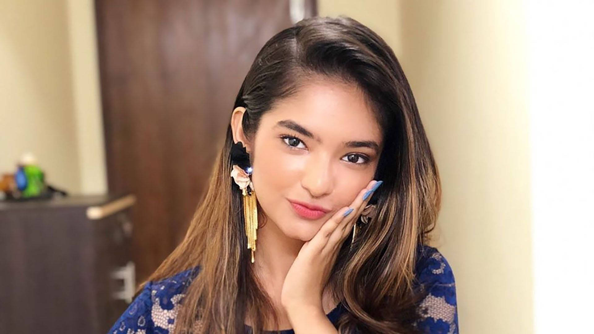 Anushka Sen, gold earrings, blue lace top, Full HD Desktop Wallpaper