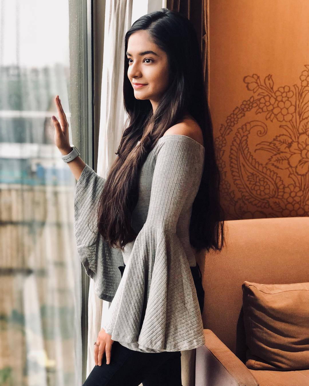 Anushka Sen, gray off-shoulder top, warmly lit room, HD Phone Wallpaper