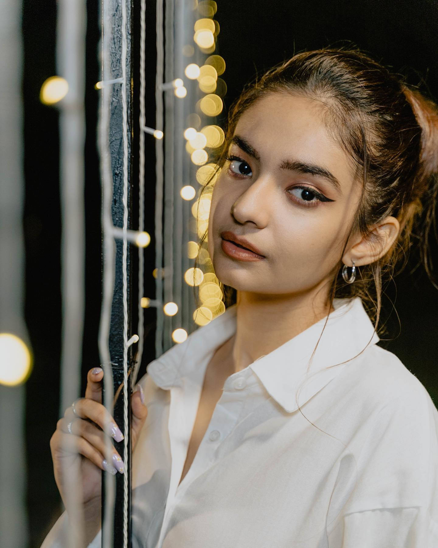 Anushka Sen, white shirt, glowing fairy lights, HD Phone Wallpaper
