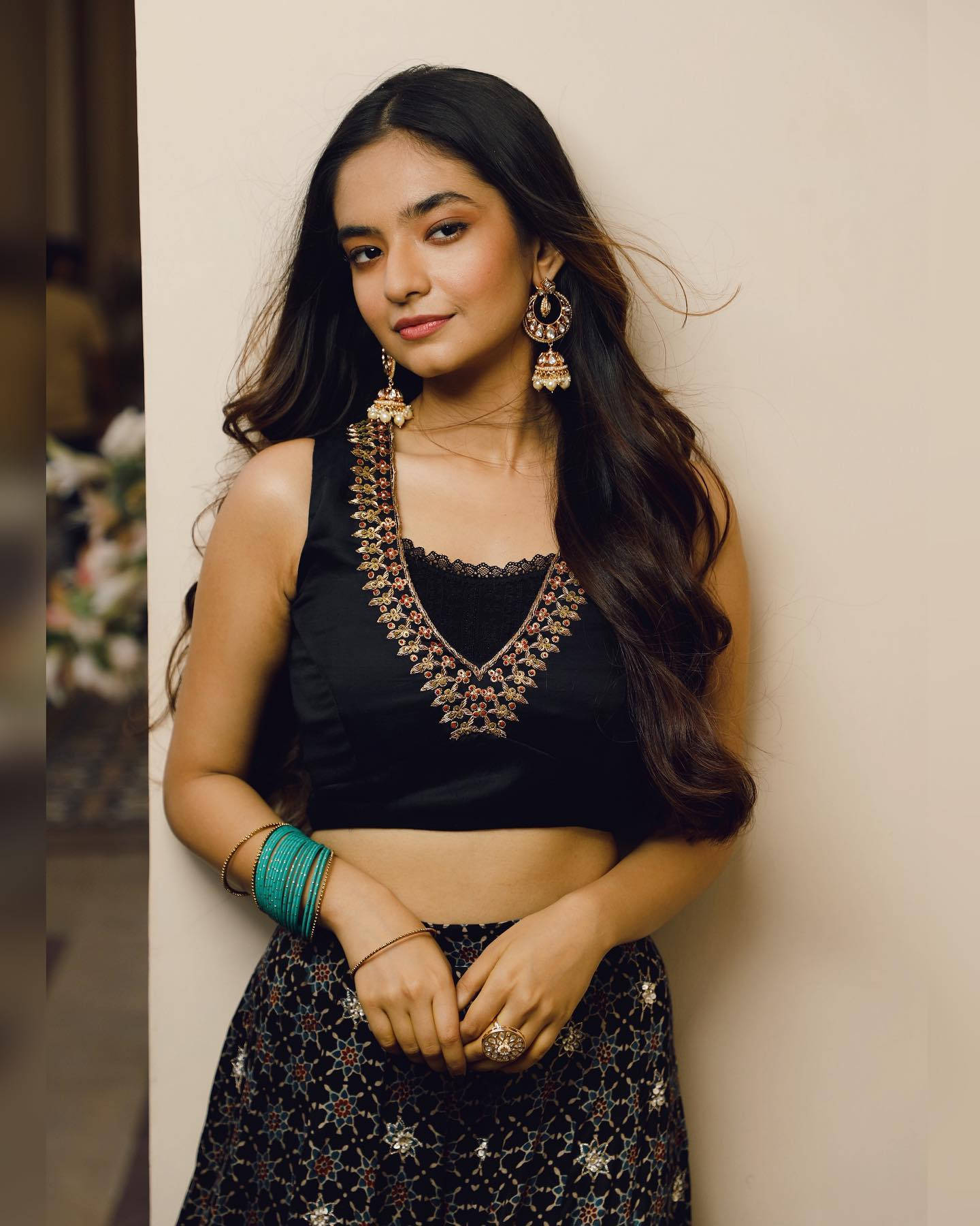 Anushka Sen, waist length hair, black embellished crop top, HD Phone Wallpaper