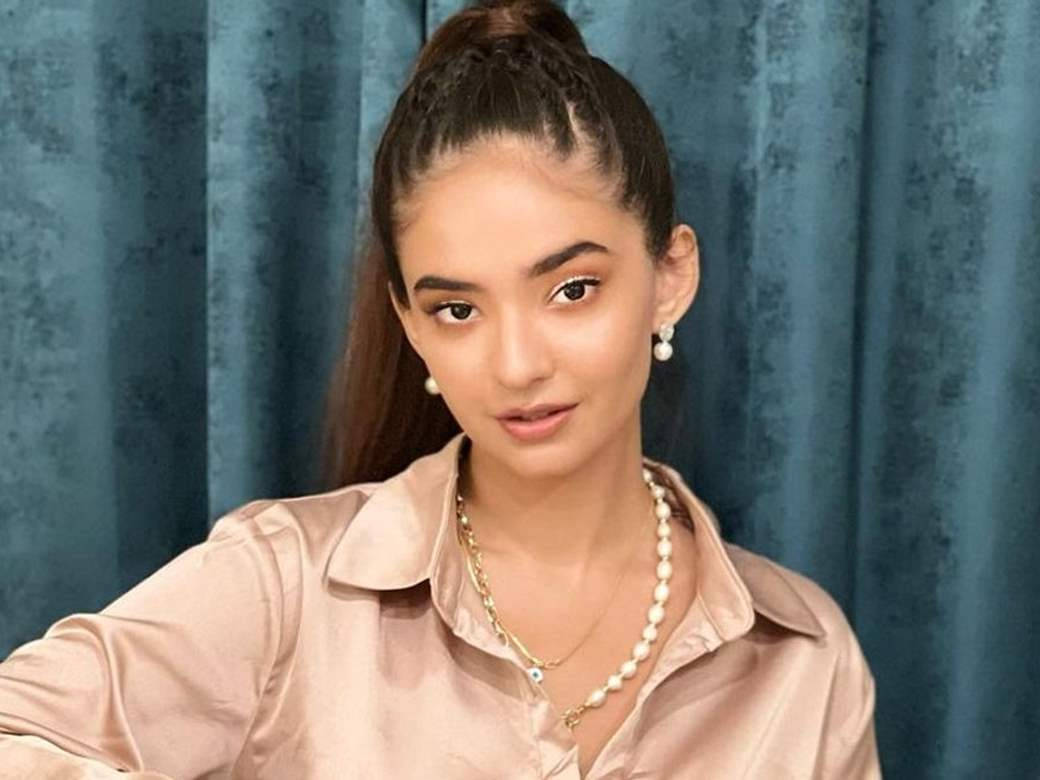 Anushka Sen, high ponytail, beige satin shirt, SD Desktop Wallpaper