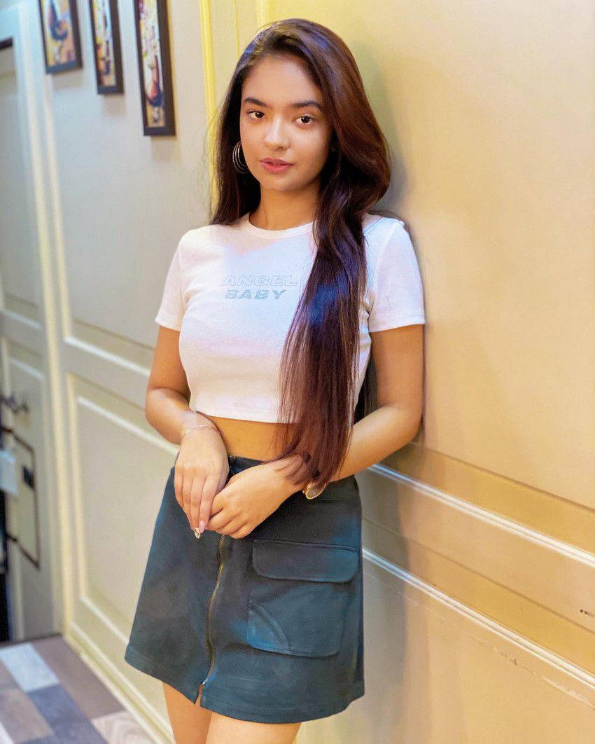 Anushka Sen, white crop top, dark denim skirt, SD Phone Wallpaper