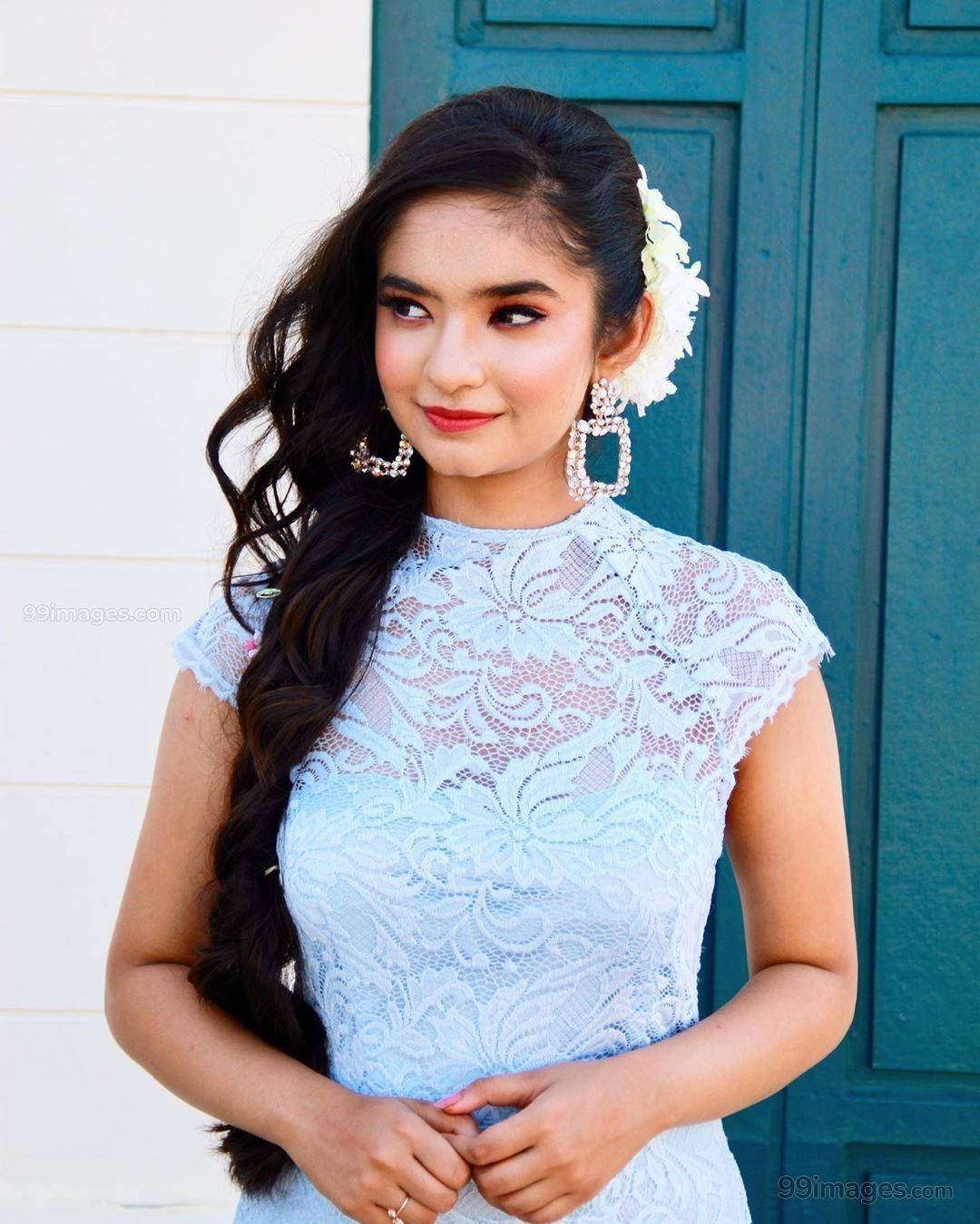 Anushka Sen, light blue lace dress, teal door, HD Phone Wallpaper