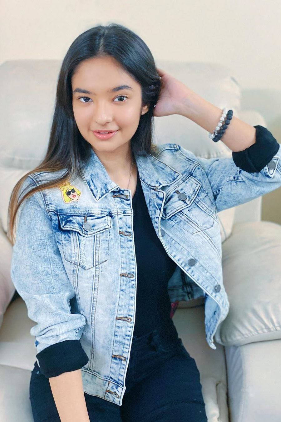 Anushka Sen, light-wash denim jacket, black top, HD Phone Wallpaper