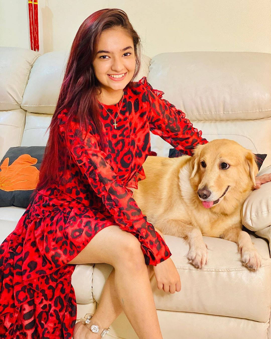 Anushka Sen, red leopard dress, beige couch, HD Phone Wallpaper