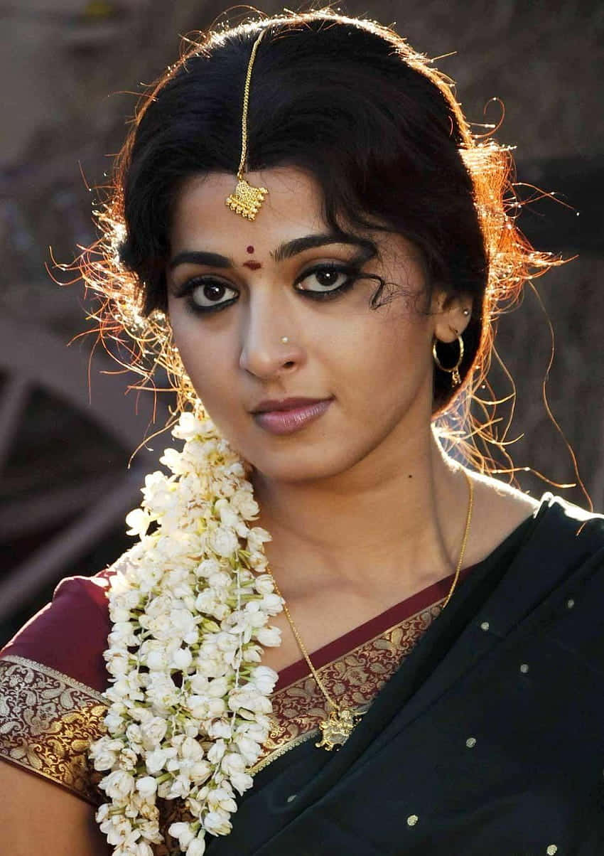 Anushka Shetty, traditional Indian attire, gold jewelry, SD Phone Wallpaper