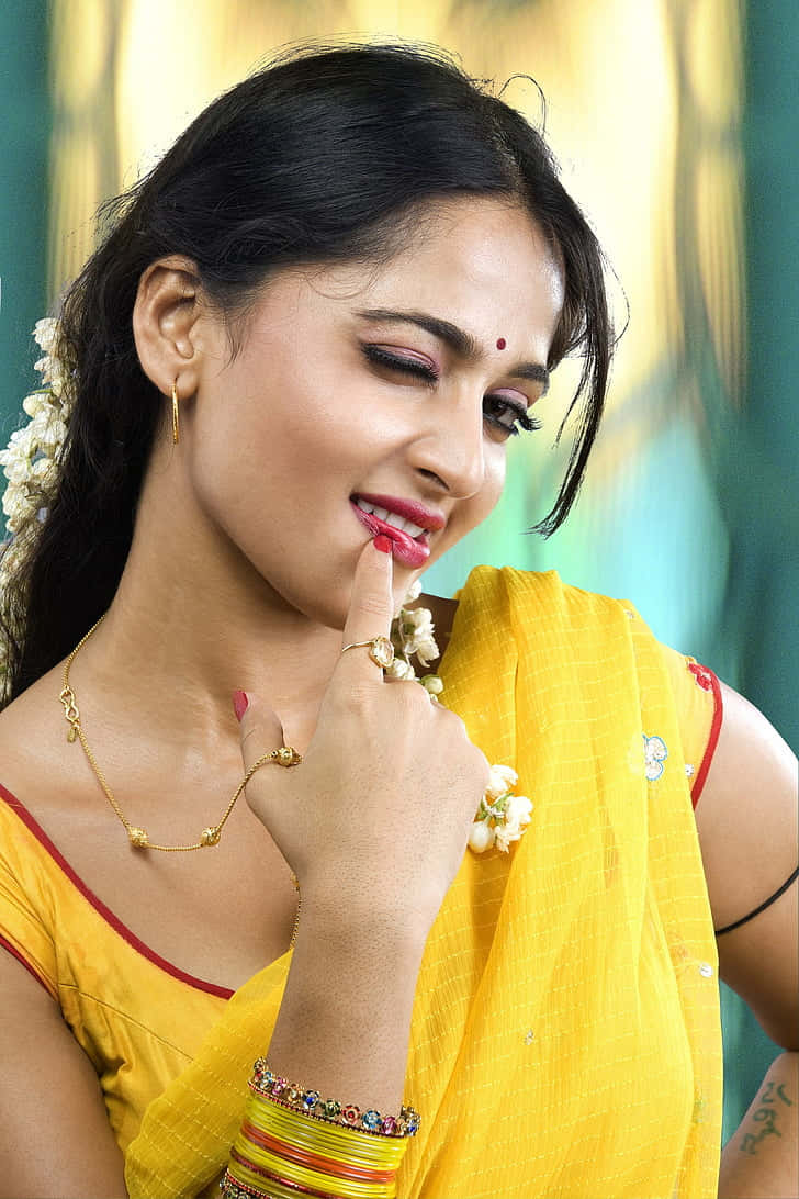 Anushka Shetty, yellow saree, gold jewelry, SD Phone Wallpaper