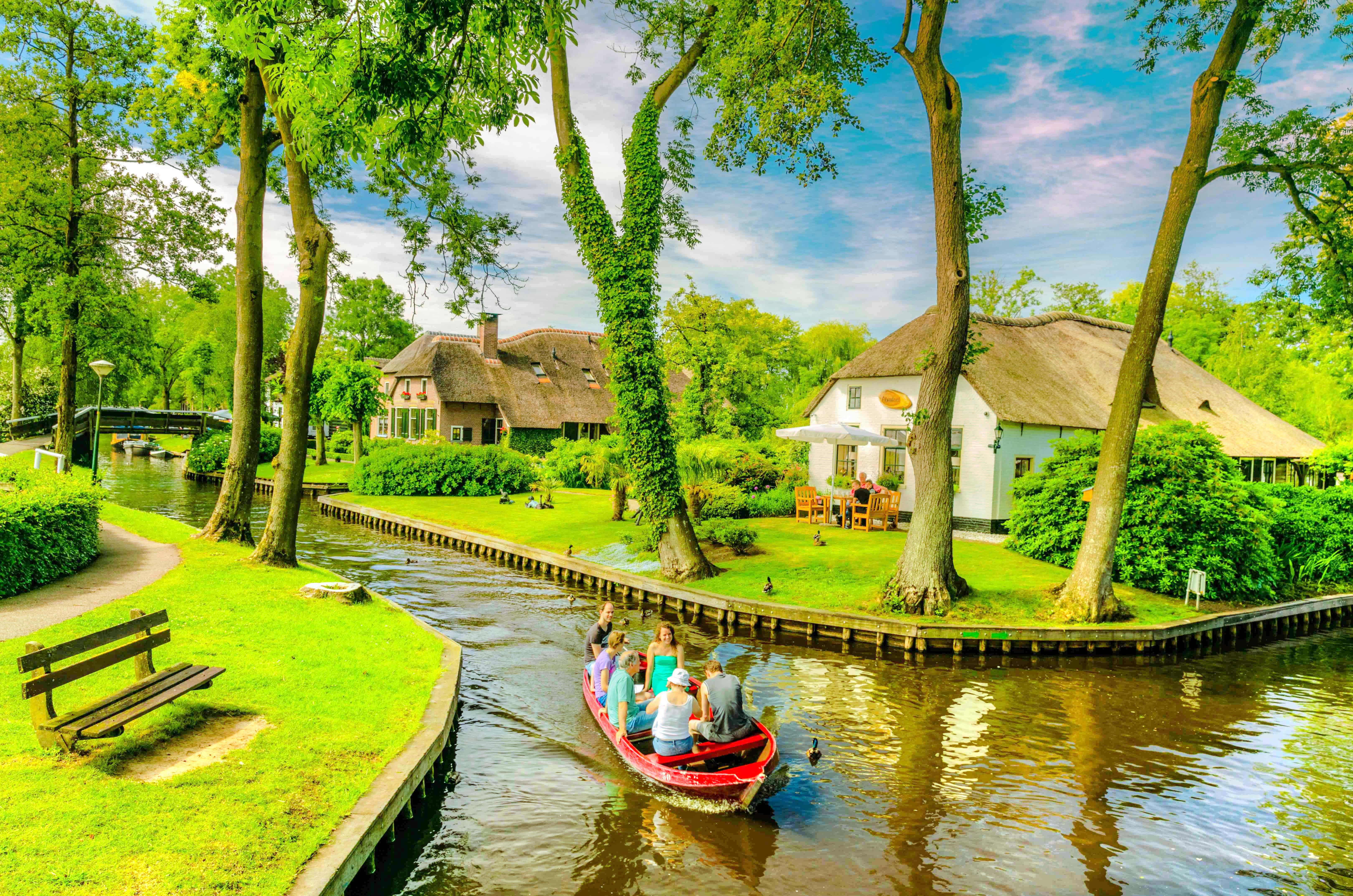 Apeldoorn, canal boat tour, thatched roof houses, 5K Desktop Wallpaper