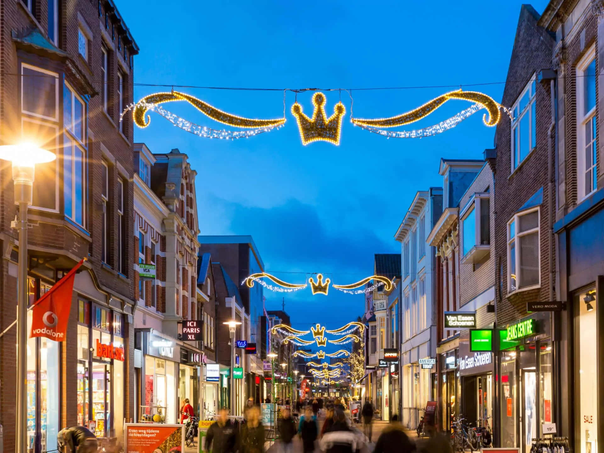Apeldoorn, holiday street lights, golden crown and scroll lights, Full HD Desktop Wallpaper