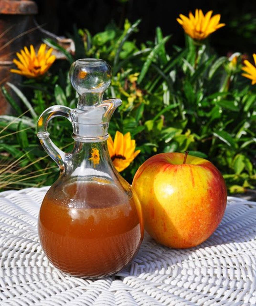 apple cider vinegar, amber liquid, ripe red apple, SD Phone Wallpaper