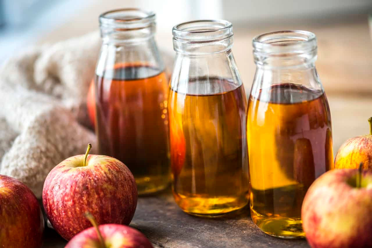 amber apple cider vinegar, three glass bottles, fresh red apples, HD Desktop Wallpaper