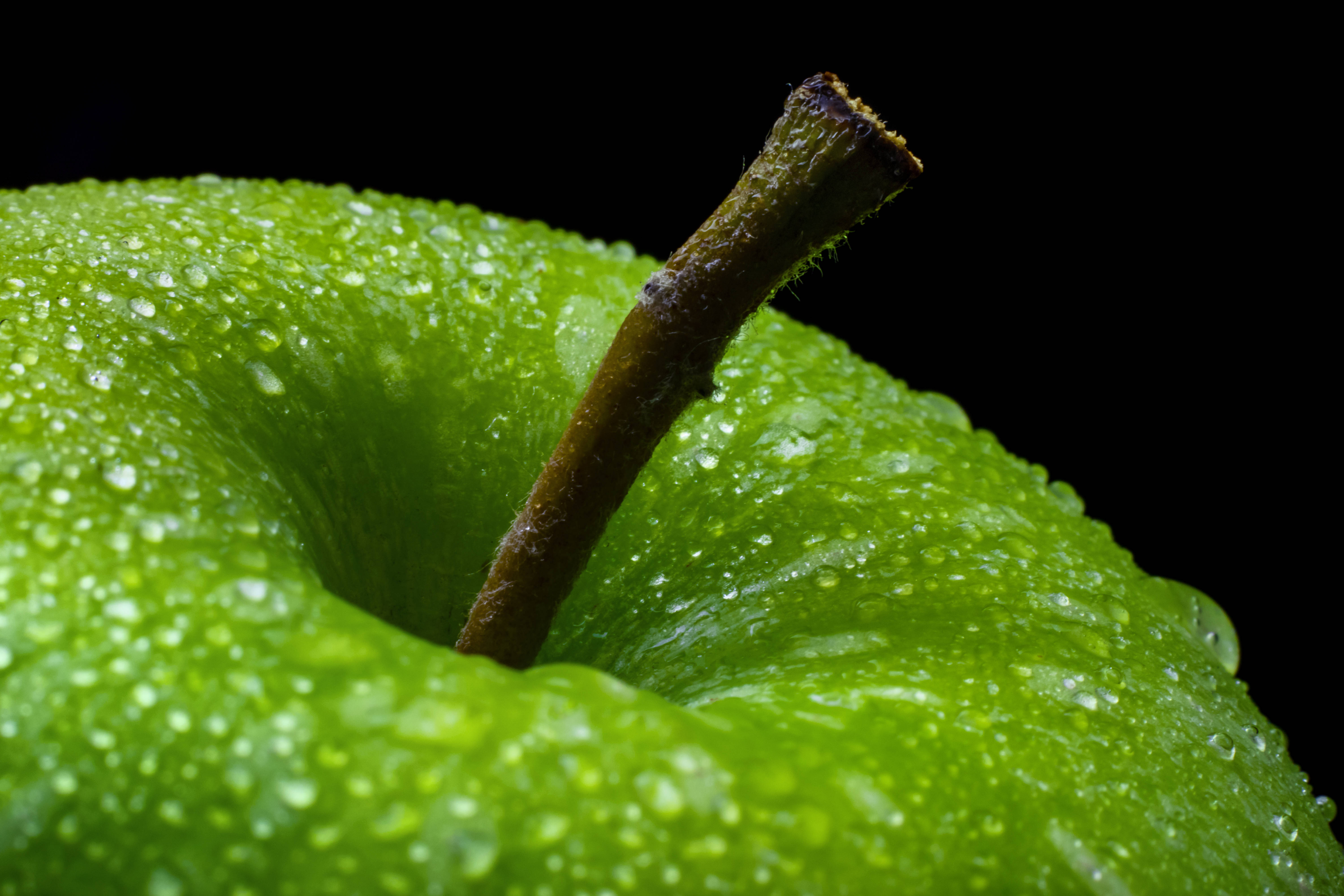 green apple, water droplets, stark black background, 5K Desktop Wallpaper