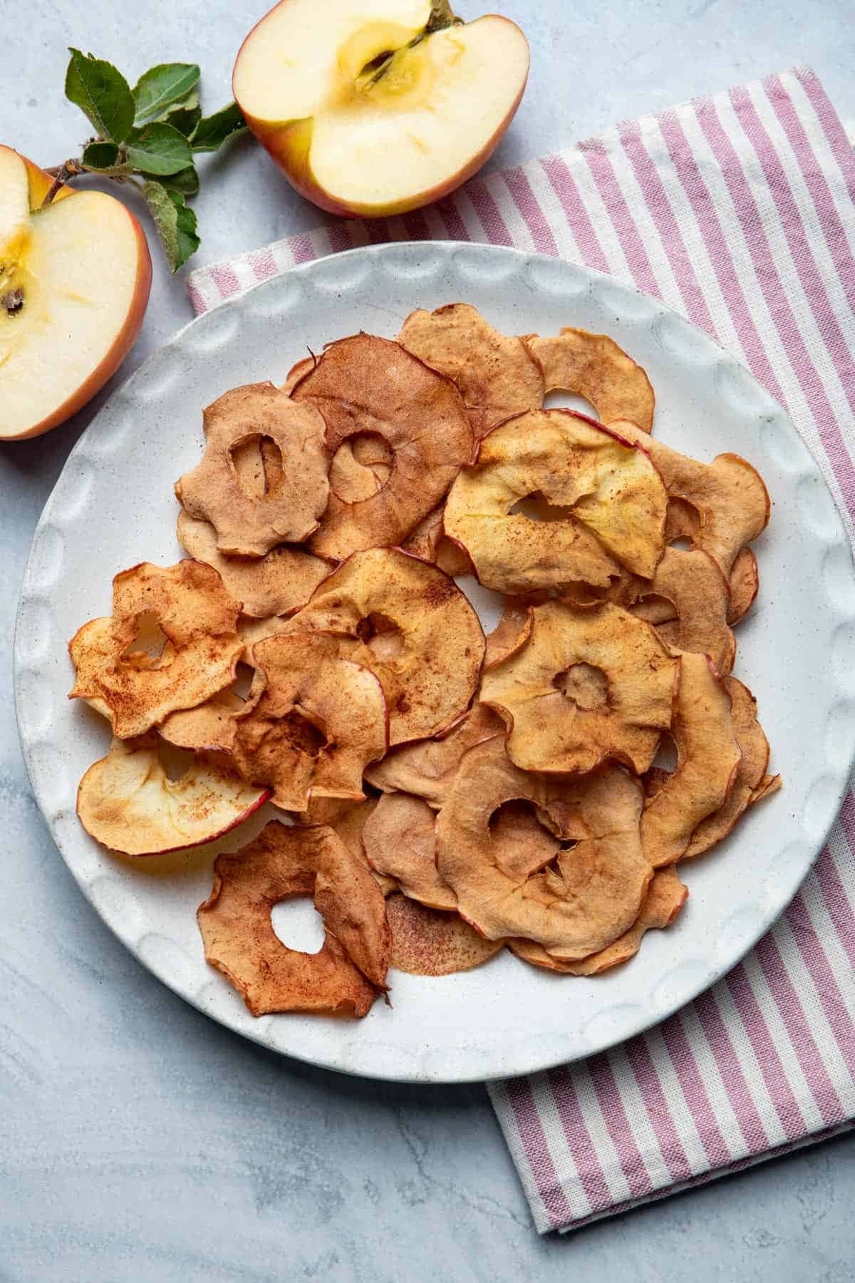 apple chips, fresh apple halves, striped napkin, HD Phone Wallpaper