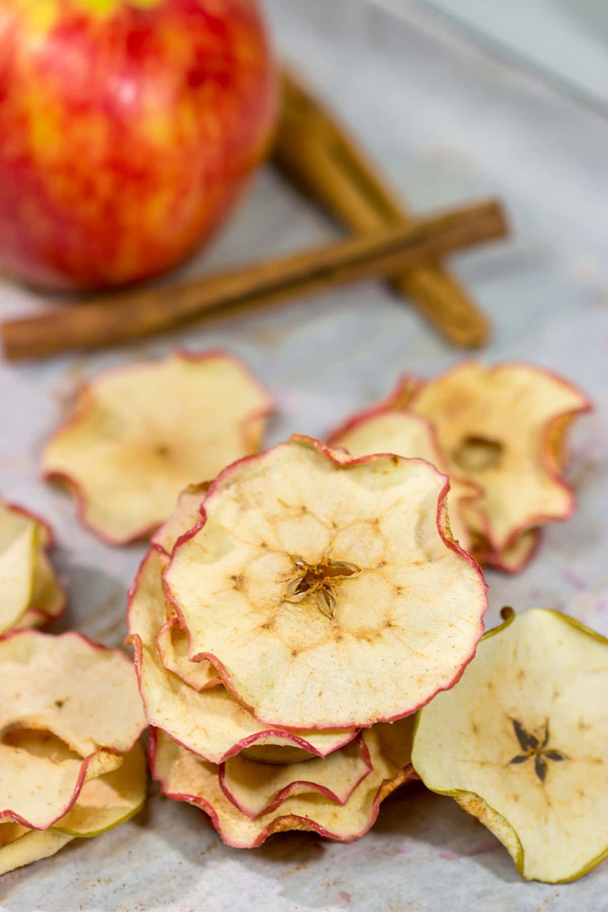apple cinnamon chips, apple slices, cinnamon sticks, HD Phone Wallpaper